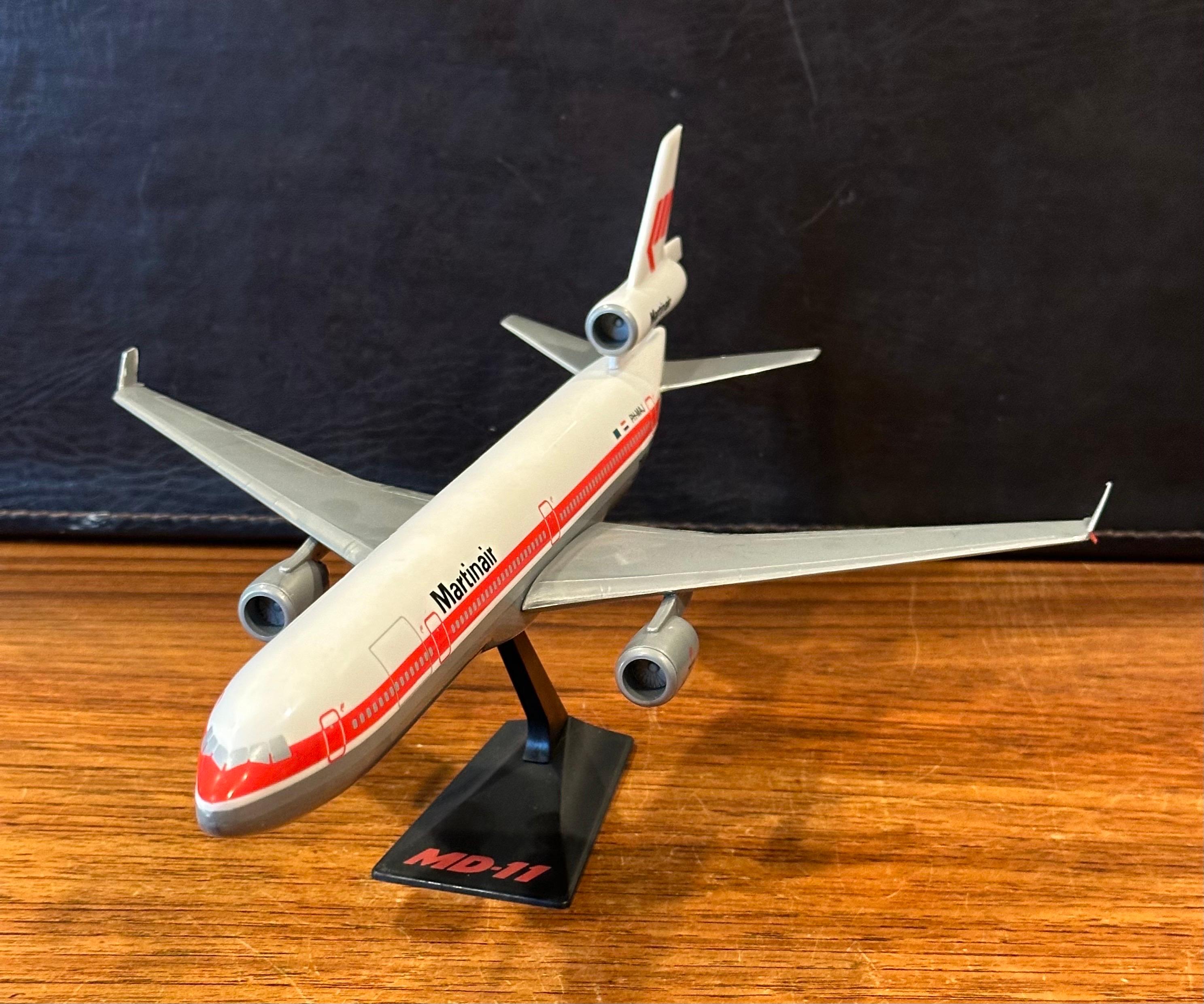 Plastique Modèle de bureau d'entrepreneur d'avion Jetliner Holland MD-11Jumbo de Martin Airlines en vente
