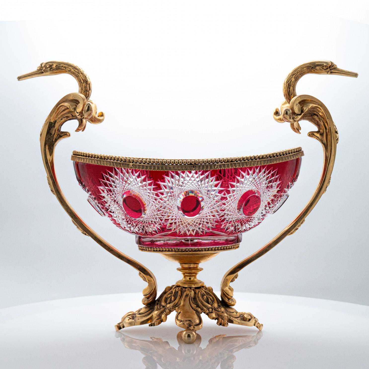 Lujo en estado puro, un cuenco de centro de mesa Martín Benito, fino y pesado, rojo tallado a transparente, soplado a boca, cristal tallado a mano y montura dorada de bronce dorado con cisnes y volutas barrocas.

Dimensiones:
Altura: 37 cm