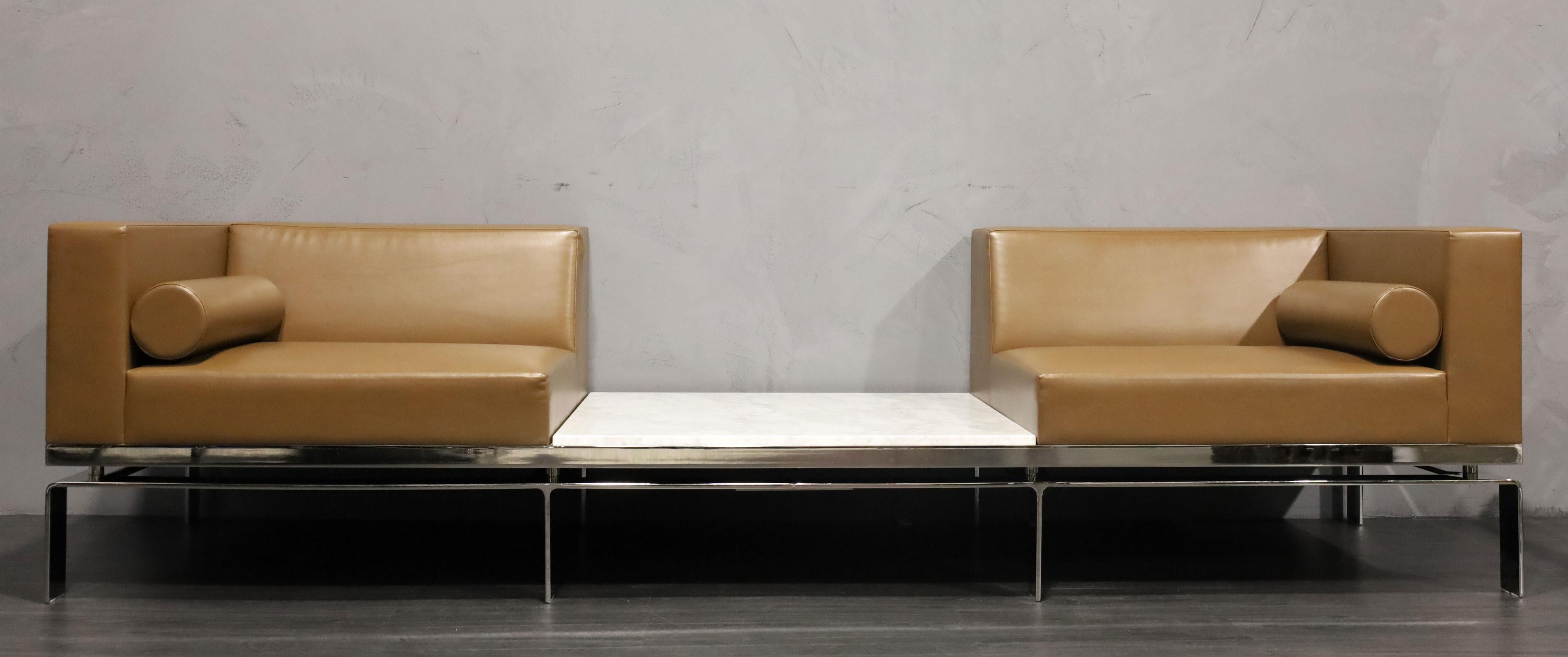 Di qualità eccezionale, questo divano, parte della Collezione Series One, è realizzato in acciaio inox lucido. Sedute in pelle della migliore qualità con un tavolo in marmo nel mezzo. Bellissimo per l'ingresso, il corridoio o qualsiasi altro luogo.