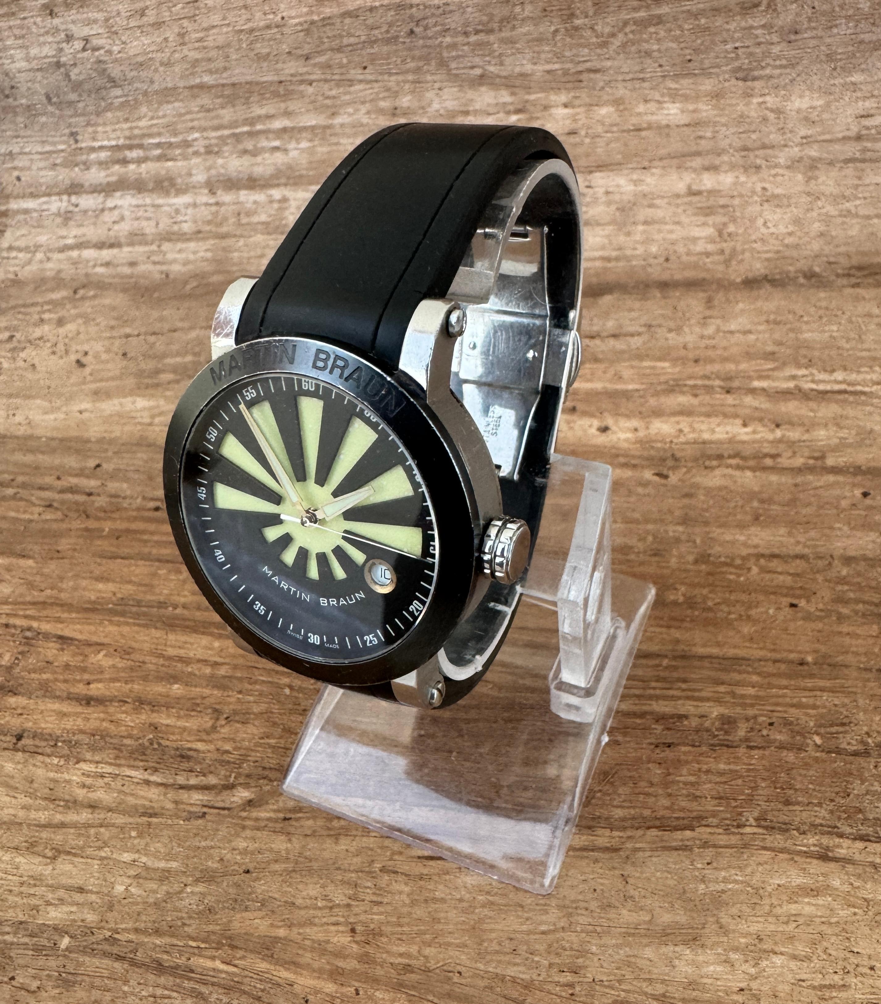 Brand : Martin Braun

Model: Korona Lume Dial N.017

Country Of Manufacture: Switzerland

Movement: Automatic

Case Material: Stainless Steel

Measurements :40 mm (excluding crown )

Band Type : Rubber strap With signed deploying buckle

Band