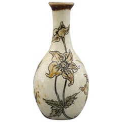 Vase à motifs floraux de la poterie d'art des frères Martin:: daté de 1897