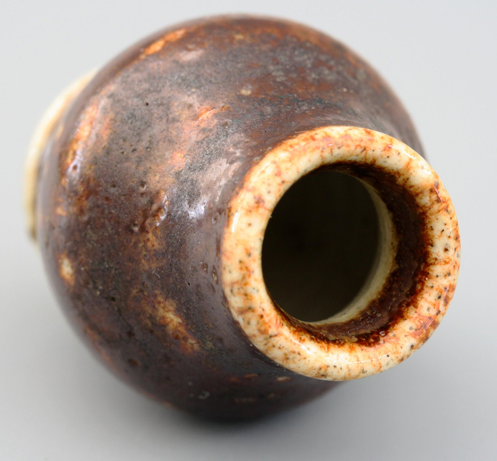 Vase miniature en poterie d'art marron émaillée de Walter Martin Brothers en vente 2