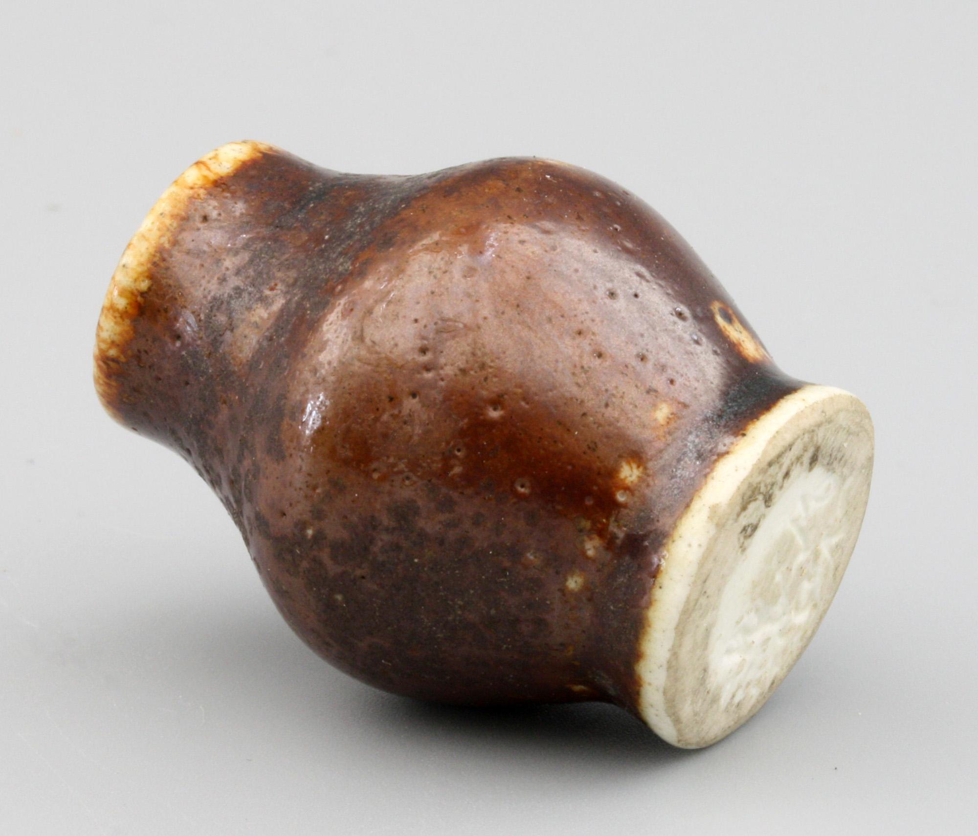 Eine seltene Vase der Gebrüder Martin aus Steingut mit brauner Glasur von Walter Martin, vermutlich aus dem 19. Diese hübsche kleine Vase ist rundlich bauchig mit einem schmalen runden Fuß und einem trichterförmigen Hals mit runder Öffnung. Die Vase