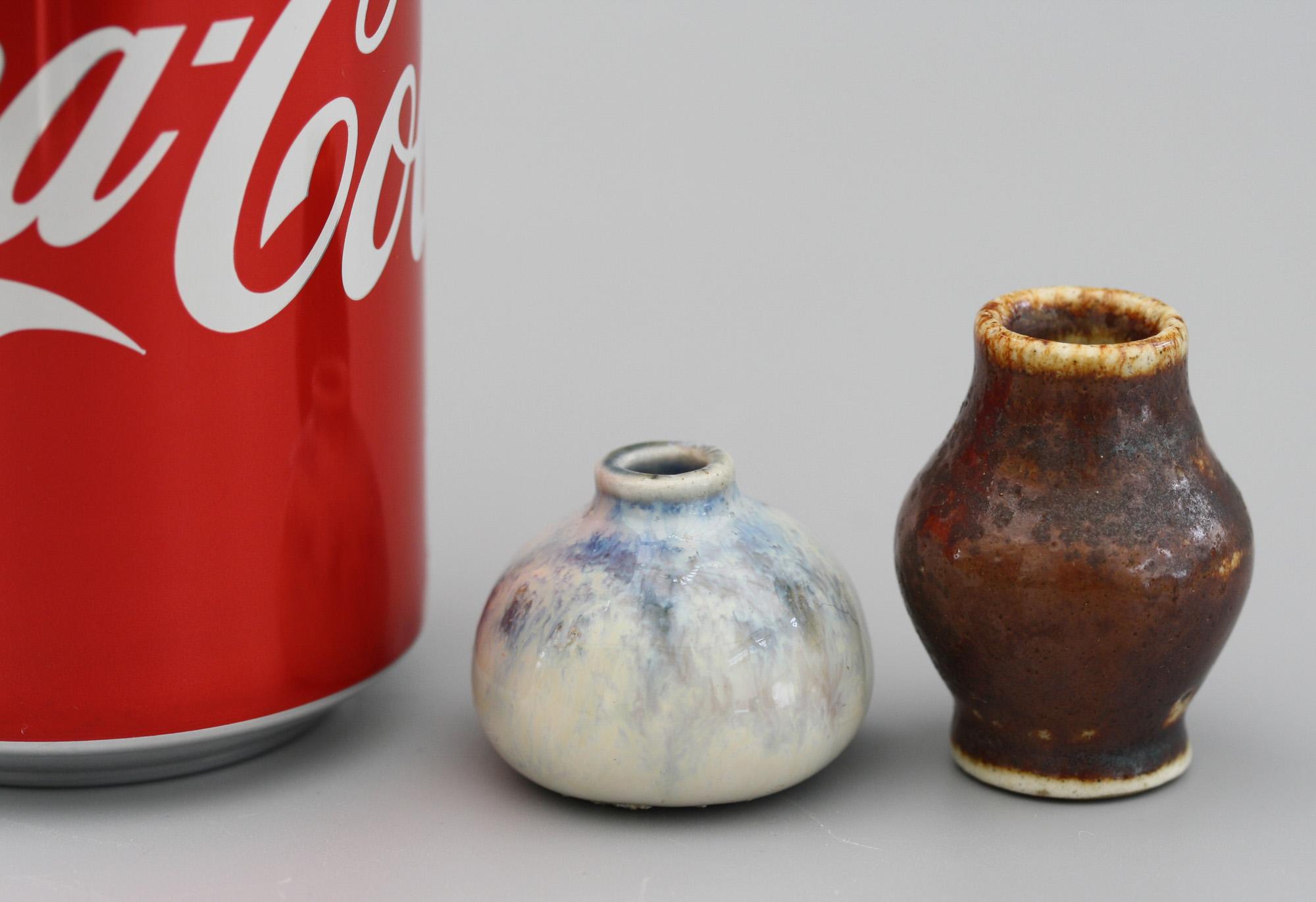 Braune glasierte Miniatur-Vase der Gebrüder Walter Martin aus Kunstkeramik (Glasiert) im Angebot