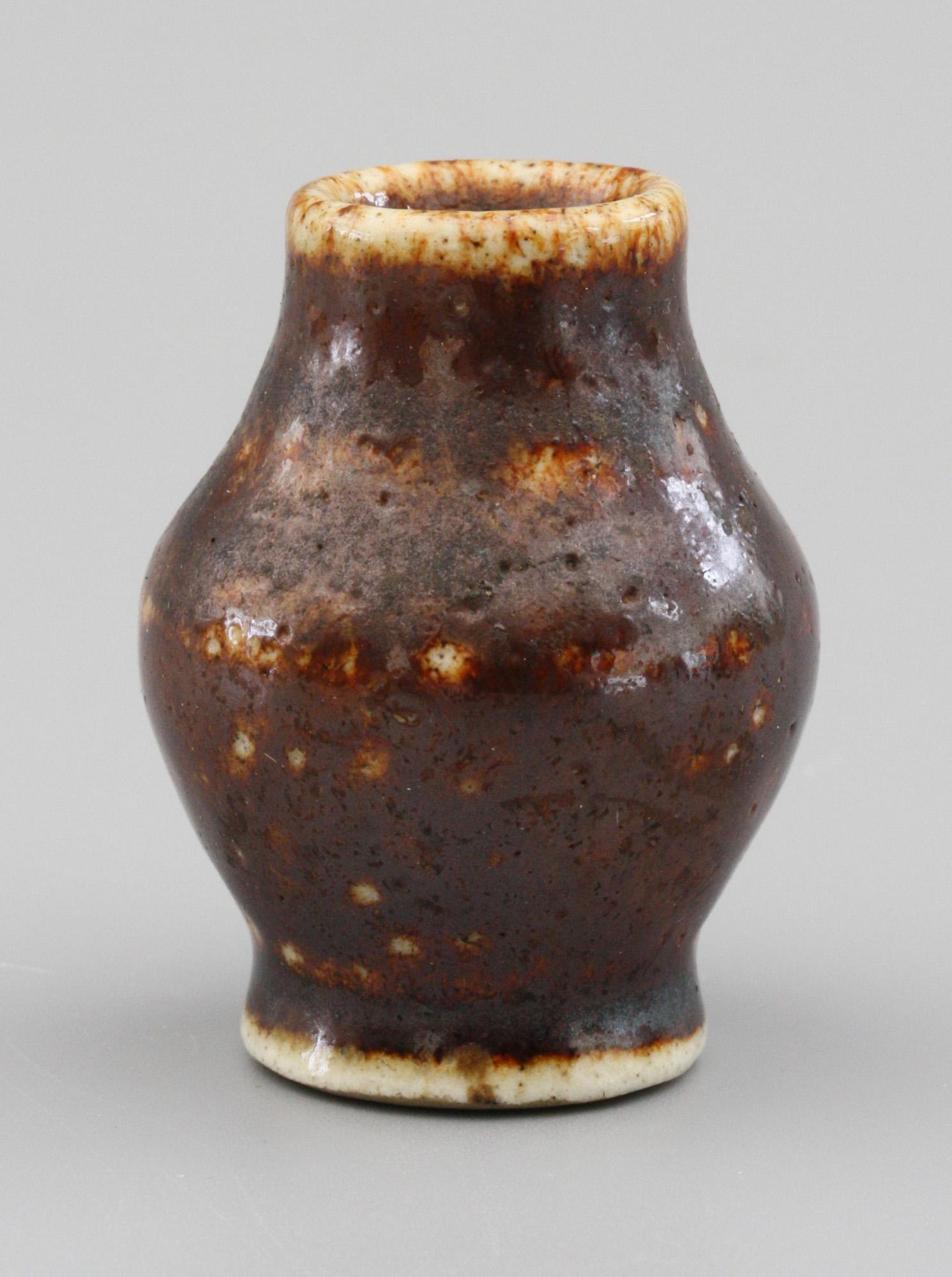 Fin du XIXe siècle Vase miniature en poterie d'art marron émaillée de Walter Martin Brothers en vente