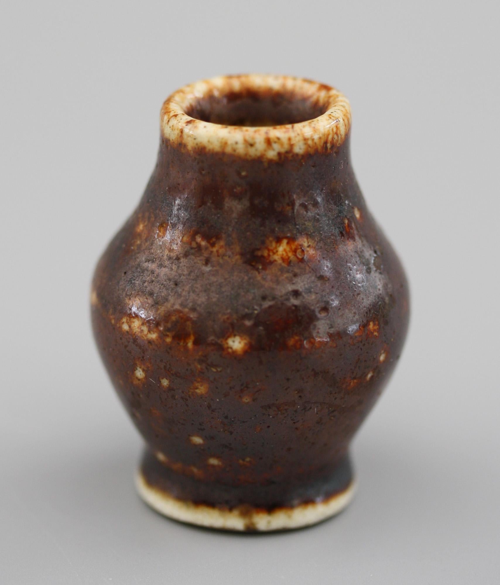 Poteries Vase miniature en poterie d'art marron émaillée de Walter Martin Brothers en vente