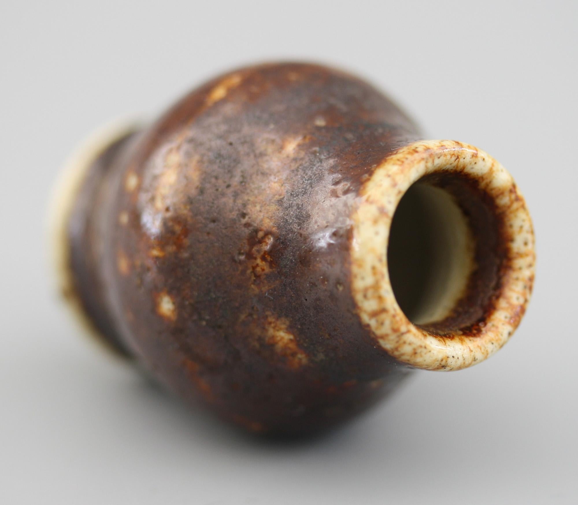 Vase miniature en poterie d'art marron émaillée de Walter Martin Brothers en vente 1