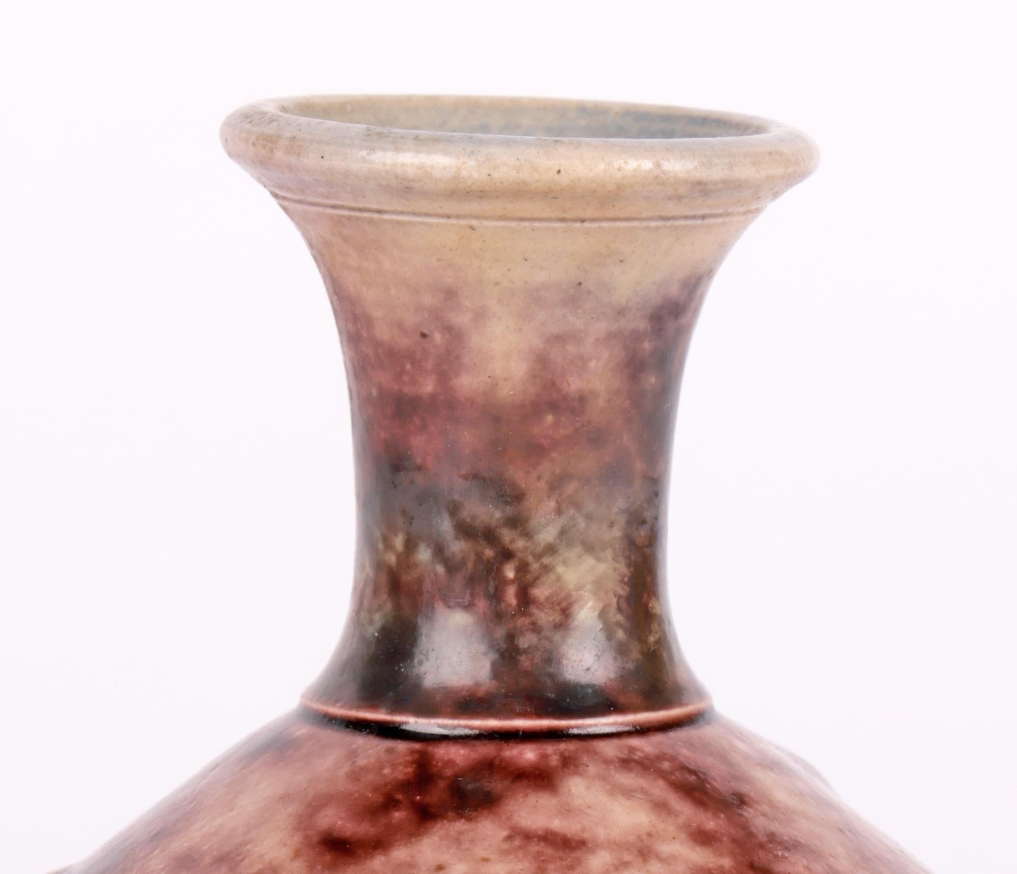 Eine stilvolle Steinzeugvase der Gebrüder Martin in eiförmiger Flaschenform mit schmalem, tailliertem, zylindrischem Hals, wahrscheinlich ein recht frühes Exemplar aus dem 19. Jahrhundert. Die Vase steht auf einem schmalen runden Sockel mit rundem,