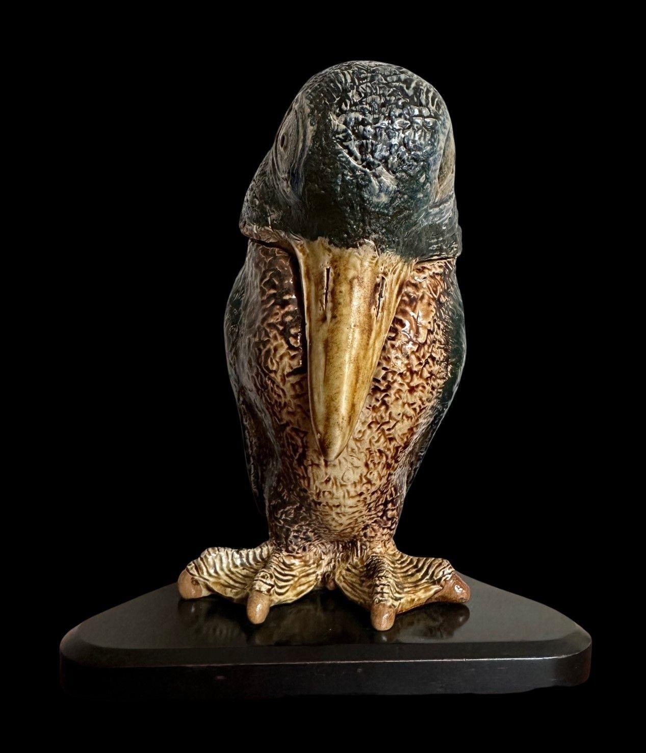 Robert Wallace Martin für die Gebrüder Martin.
Skulptur eines Vogelkindes aus Steingut mit Salzglasur.
Dekoriert mit einer Palette von Grün-, Braun- und Blautönen, mit Schwimmfüßen und einem schüchternen Ausdruck.
Es handelt sich um ein sehr