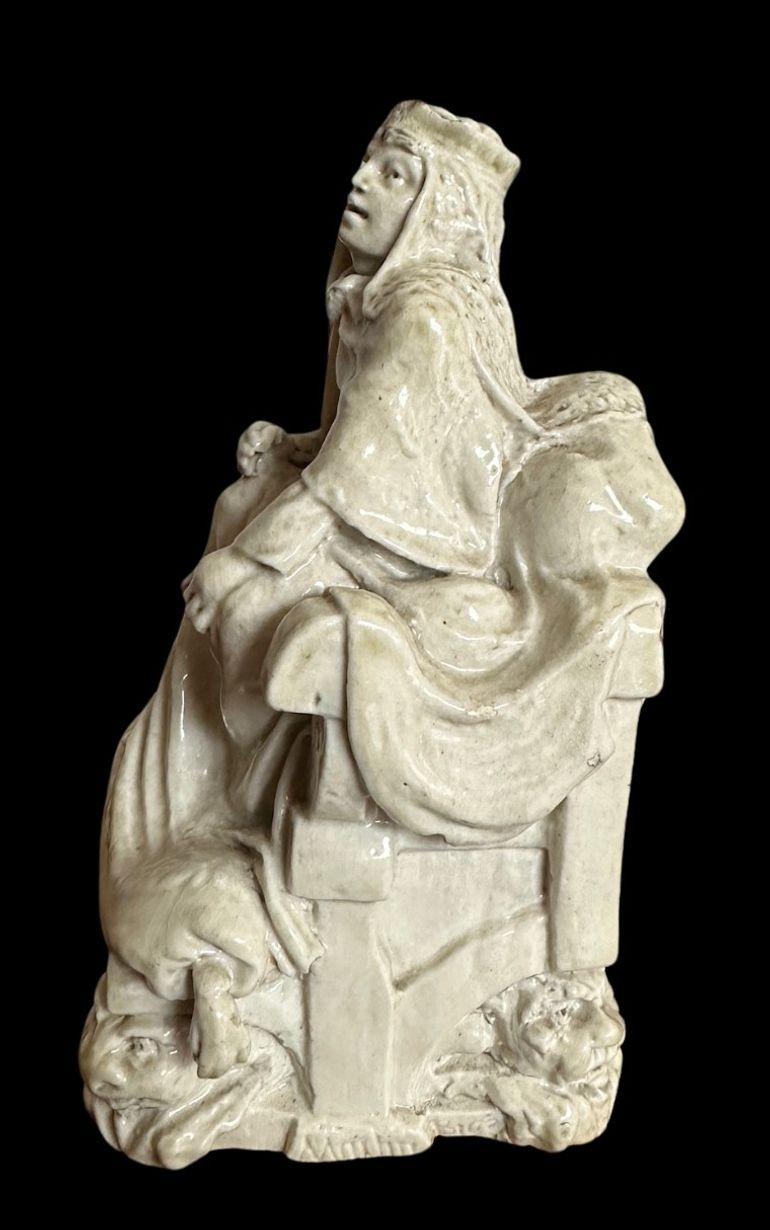 11
Schachfigur der Gebrüder Martin, modelliert als weiße Königin auf einem Thron, flankiert von 4 Grotesken
Ohne Zepter, aber sonst in gutem Zustand
14cm hoch, 8cm breit, 8cm tief
1901 datiert