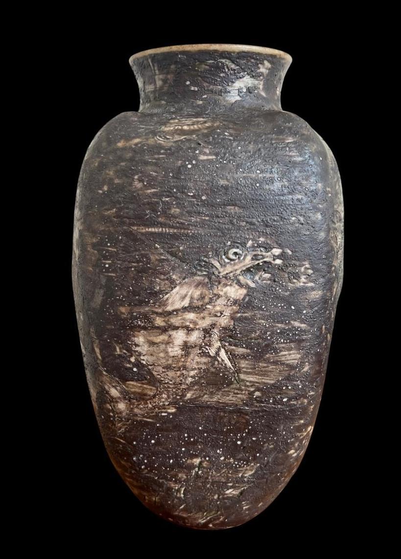 5287
Substantiel vase des frères Martin décoré d'un paysage de rivière marécageuse avec des poissons grotesques. Le glaçage présente de nombreux éclats de glaçage qui ressemblent aux bulles du poisson.

Mesures : 28cm de haut et 15cm de
