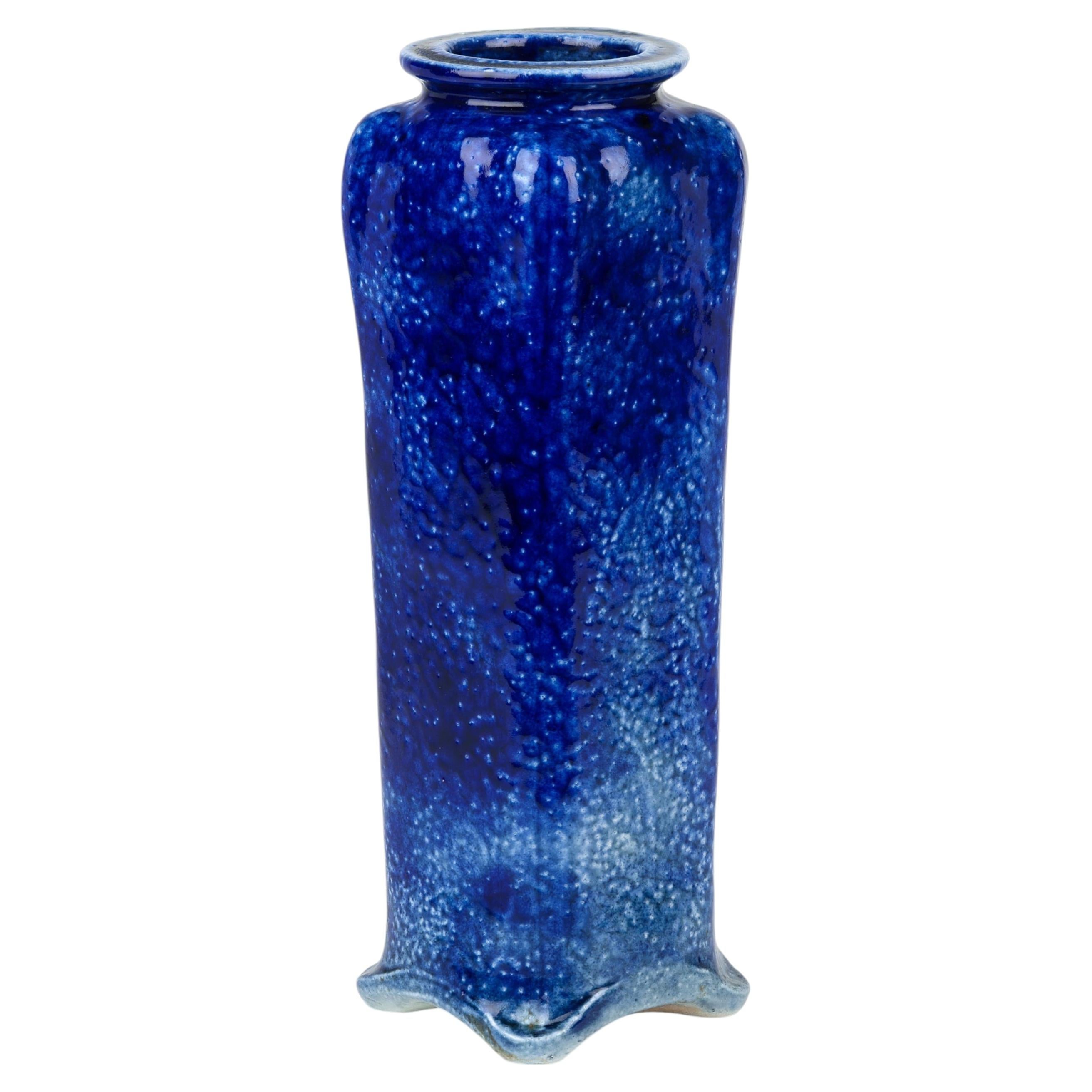 Vaso in ceramica artistica smaltata blu alto dei Martin Brothers in vendita
