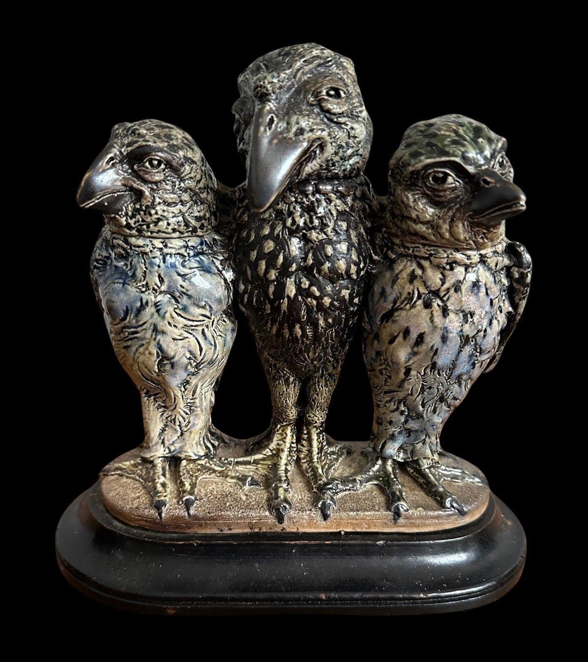 13
R. W. Martin für die Gebrüder Martin, eine seltene und gut modellierte Dreiergruppe von Vögeln in Form eines zentralen männlichen Vogels und eines weiblichen Vogels zu beiden Seiten.
17,5 cm hoch, 16 cm breit, 6 cm tief
Datiert 1914
