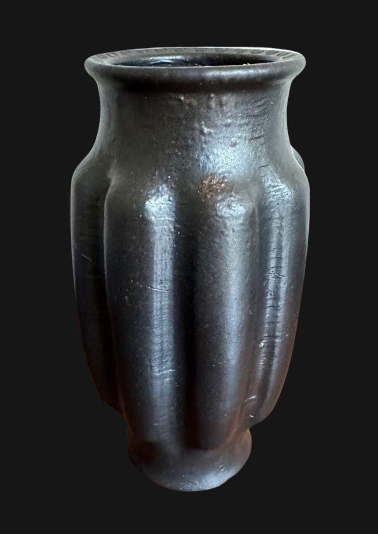 5429
Grand vase en calebasse de Martin Brothers en émail Gunmetal. Le bord est orné de rondeaux impressionnés.
24 cm de haut, 11 cm de large
Daté de 1905