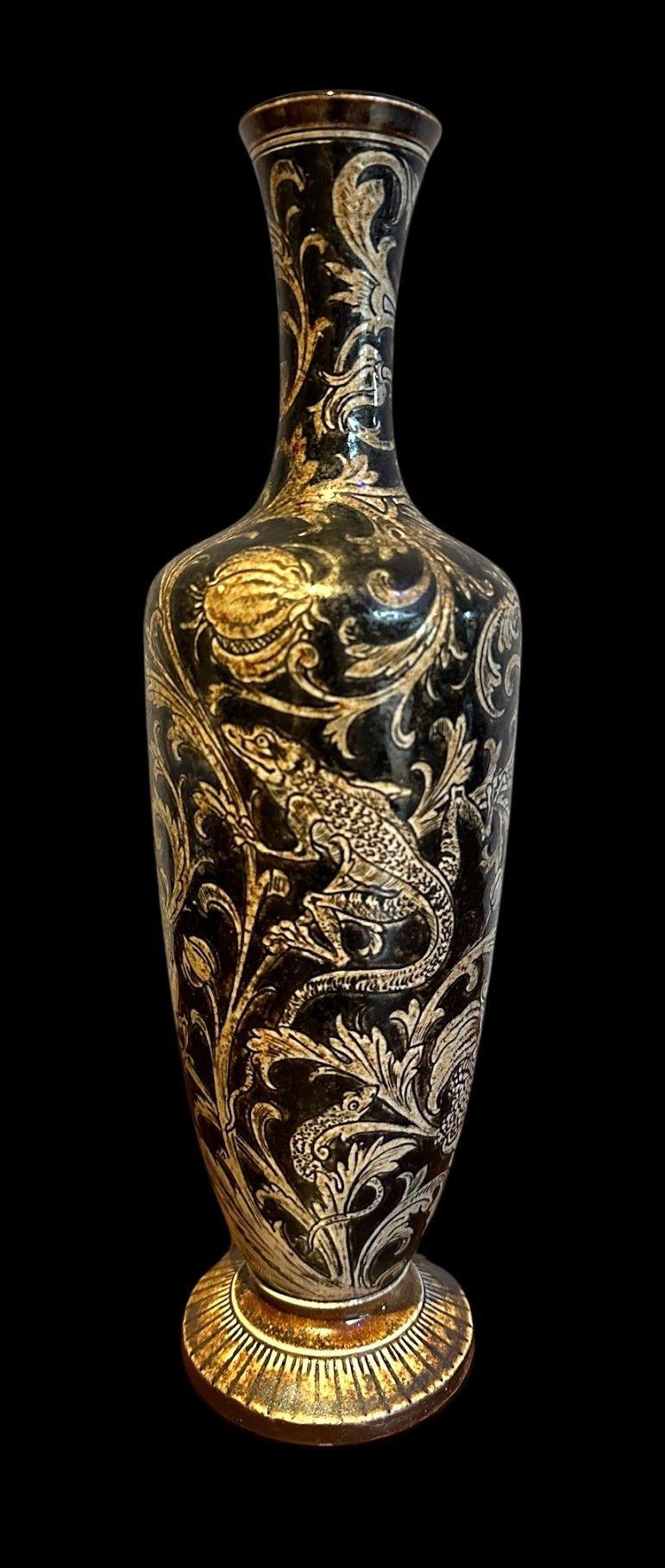 5465
Vase de Martin Brothers décoré de lézards au milieu de feuillages et de tiges de semis.
31cm de haut
Daté de 1893