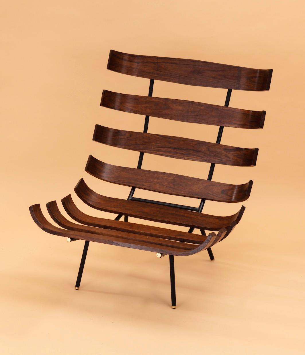 Magnifique et emblématique paire de deux fauteuils Costela par les légendaires designers brésiliens Carlo Hauner et Martin Eisler pour Forma, Brésil.  Excellent état, bois de teck. Le nom 