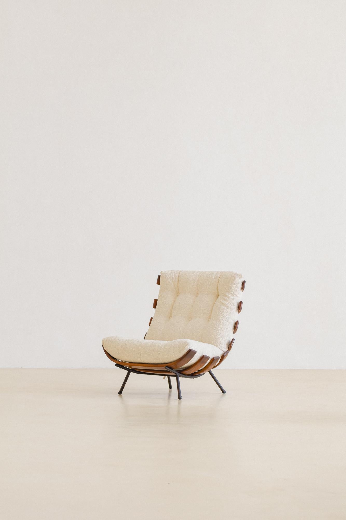 This Costela armchair is made of solid Imbuia and painted black steel structure. This elegant piece is in its original condition.

The Costela armchair is an iconic Brazilian Mid-Century Modern piece. It was designed by Martin Eisler (1913 - 1977)