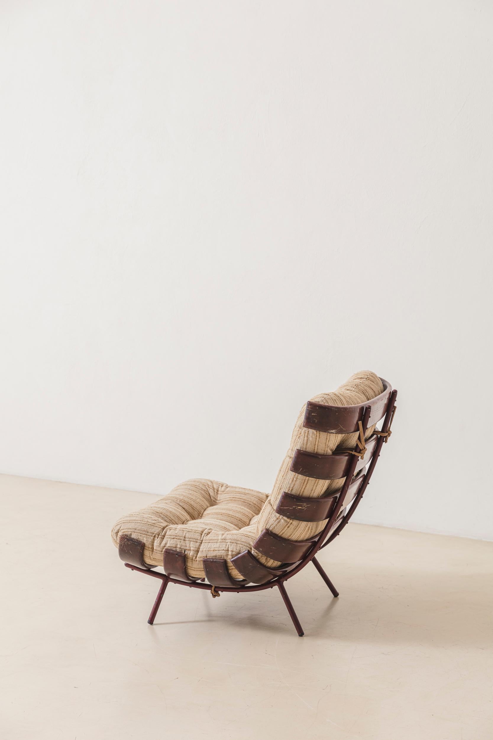 Le fauteuil Costela est une pièce emblématique de la modernité brésilienne du milieu du siècle. Il a été conçu par Martin Eisler (1913 - 1977) en 1953 et fabriqué par les sociétés Móveis Artesanal et Forma S.A. Móveis e Objetos de Arte, où il était