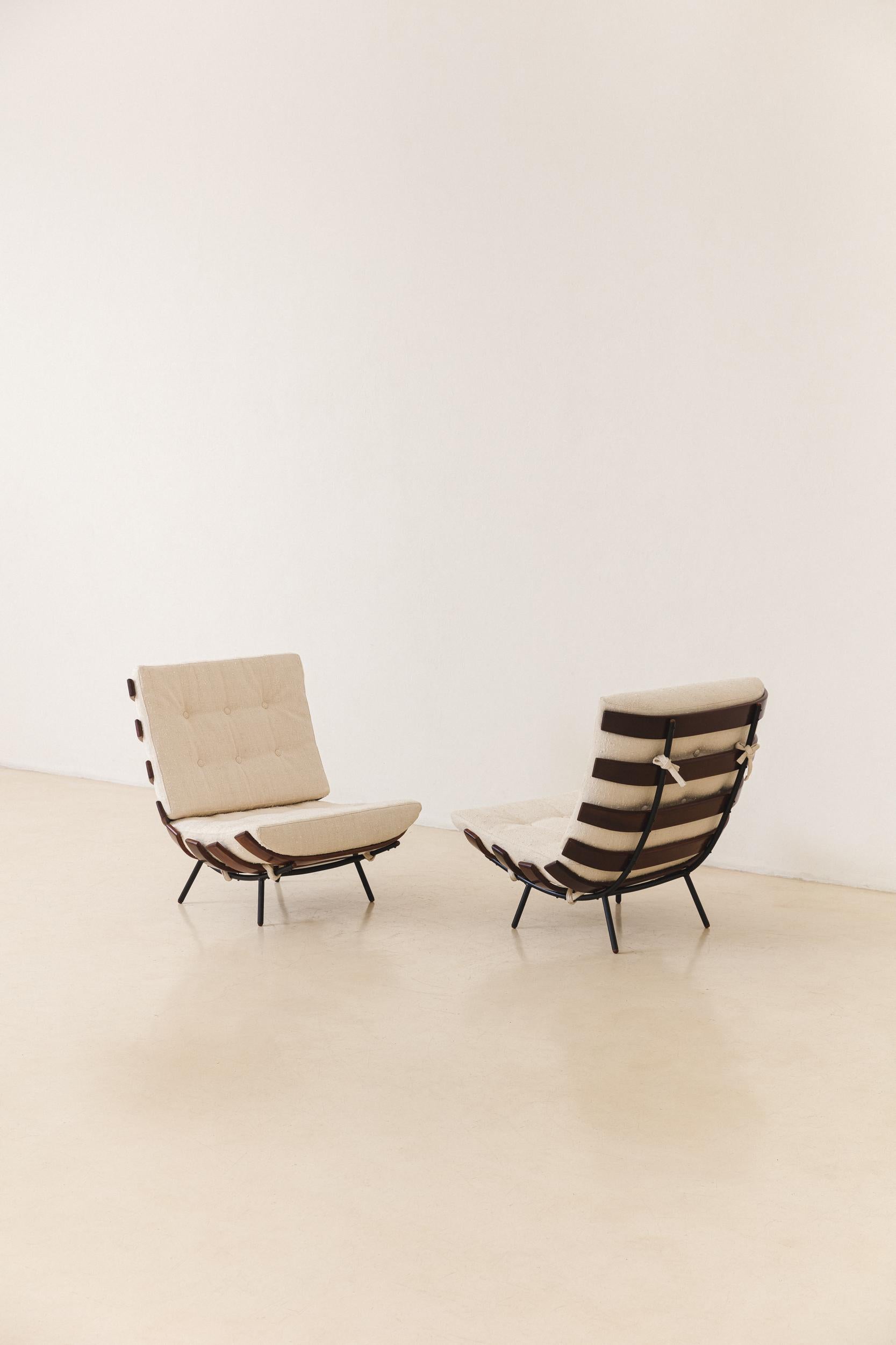 Le fauteuil Costela est une pièce emblématique de la modernité brésilienne du milieu du siècle. Il a été conçu par Martin Eisler (1913 - 1977) en 1953 et fabriqué par les sociétés Móveis Artesanal et Forma S.A. Móveis e Objetos de Arte, où il a été