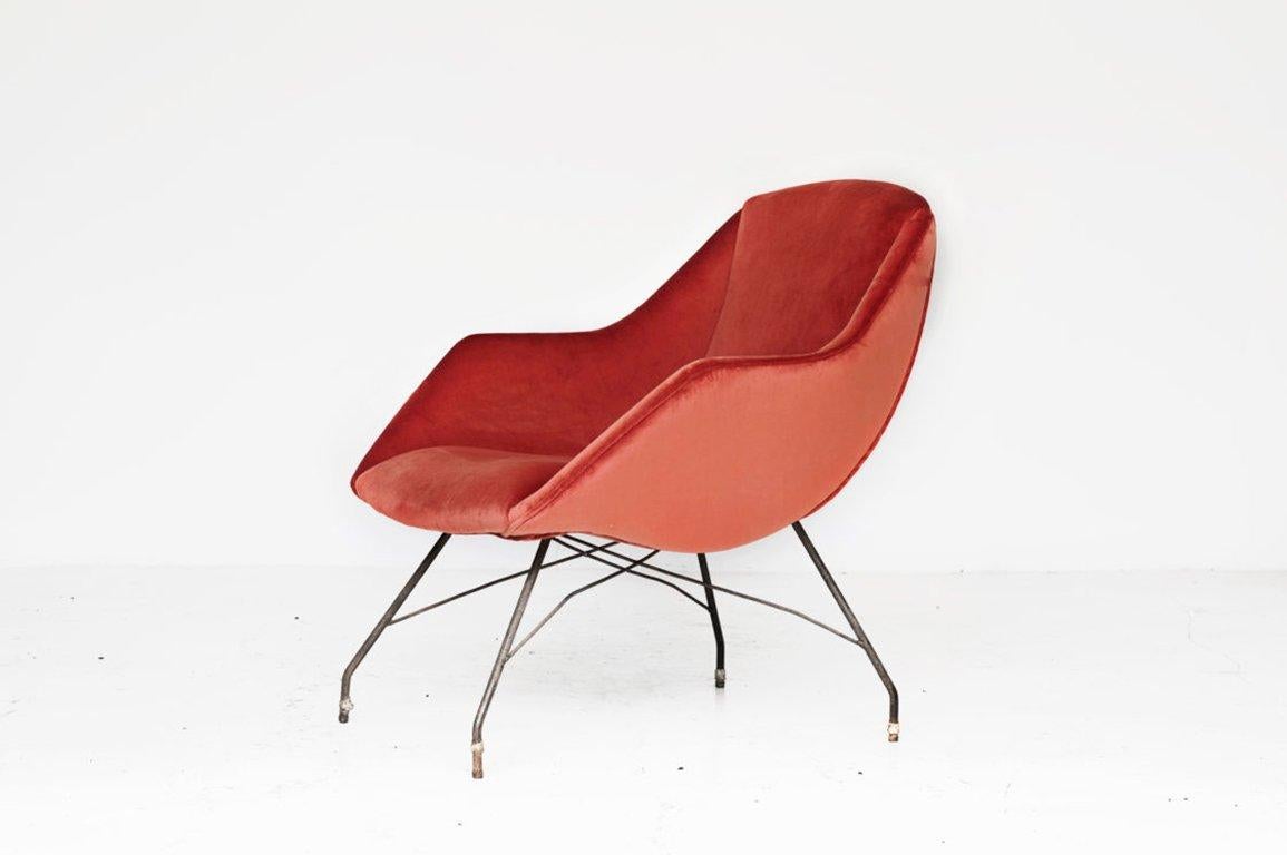 Martin Eisler (1913-1977) & Carlo Hauner (1927-1997)

Armchair model “Shell”
Manufactured by Forma Moveis
Brazil, 1950
Iron structure, fabric upholstery

Measurements
70 cm x 78 cm x 74h cm.
28 in x 27,5 in x 31h in.

Literature
Brasilian modern: