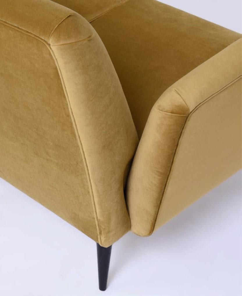 The Sofa Forma is an iconic piece of mid-century modern furniture designed by Brazilian modernist pioneers Carlo Hauner and Martin Eisler in the 1950s. This elegant sofa exemplifies the clean lines and functional aesthetics of the period while