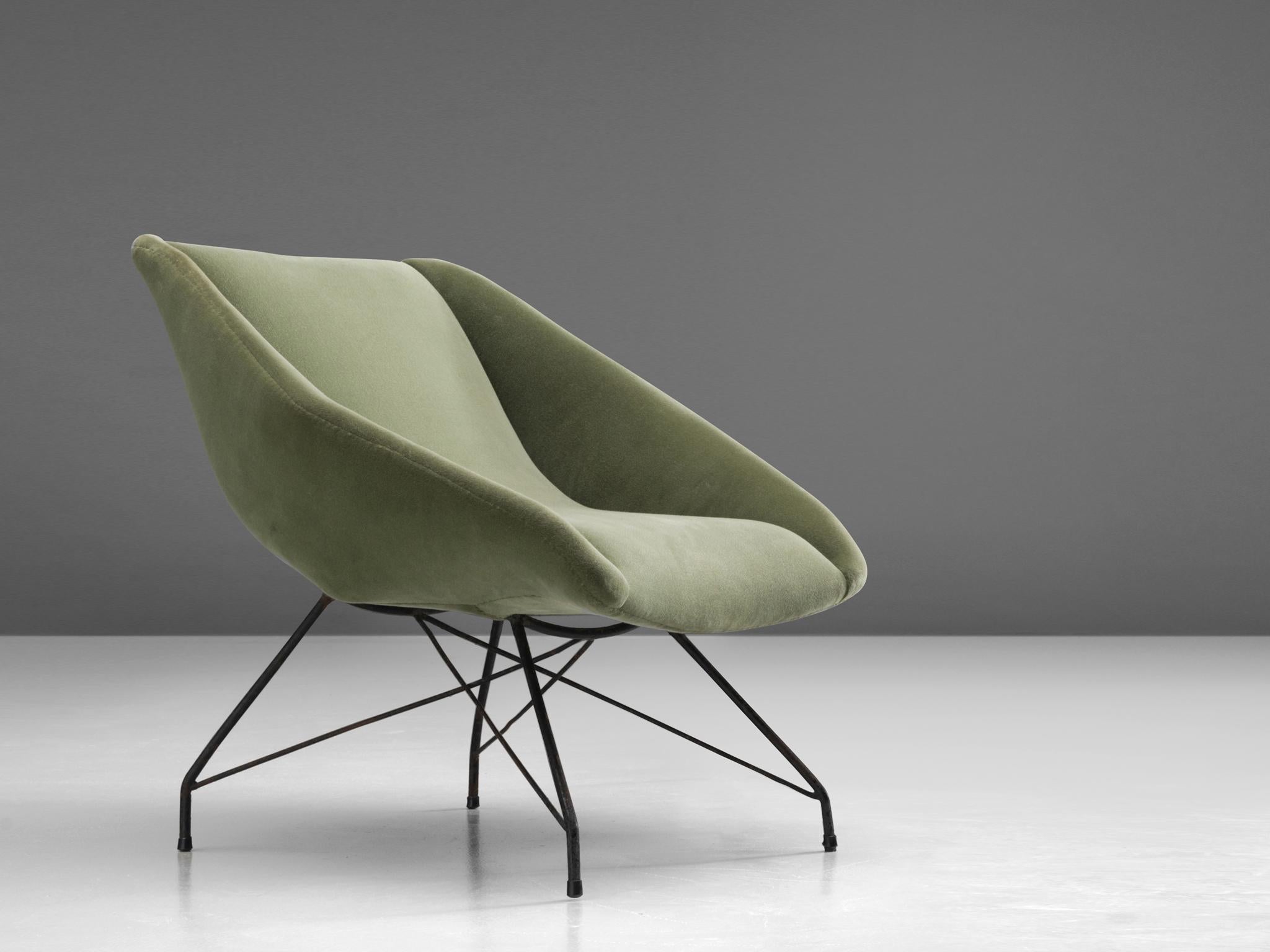Carlo Hauner and Martin Eisler for Forma, lounge chair, iron and green velvet fabric, Brazil, 1950s

Elegant and modern armchair by Brazilian designer duo Hauner & Eisler. The thin, elegant frame is made in black painted iron. Due the diagonal