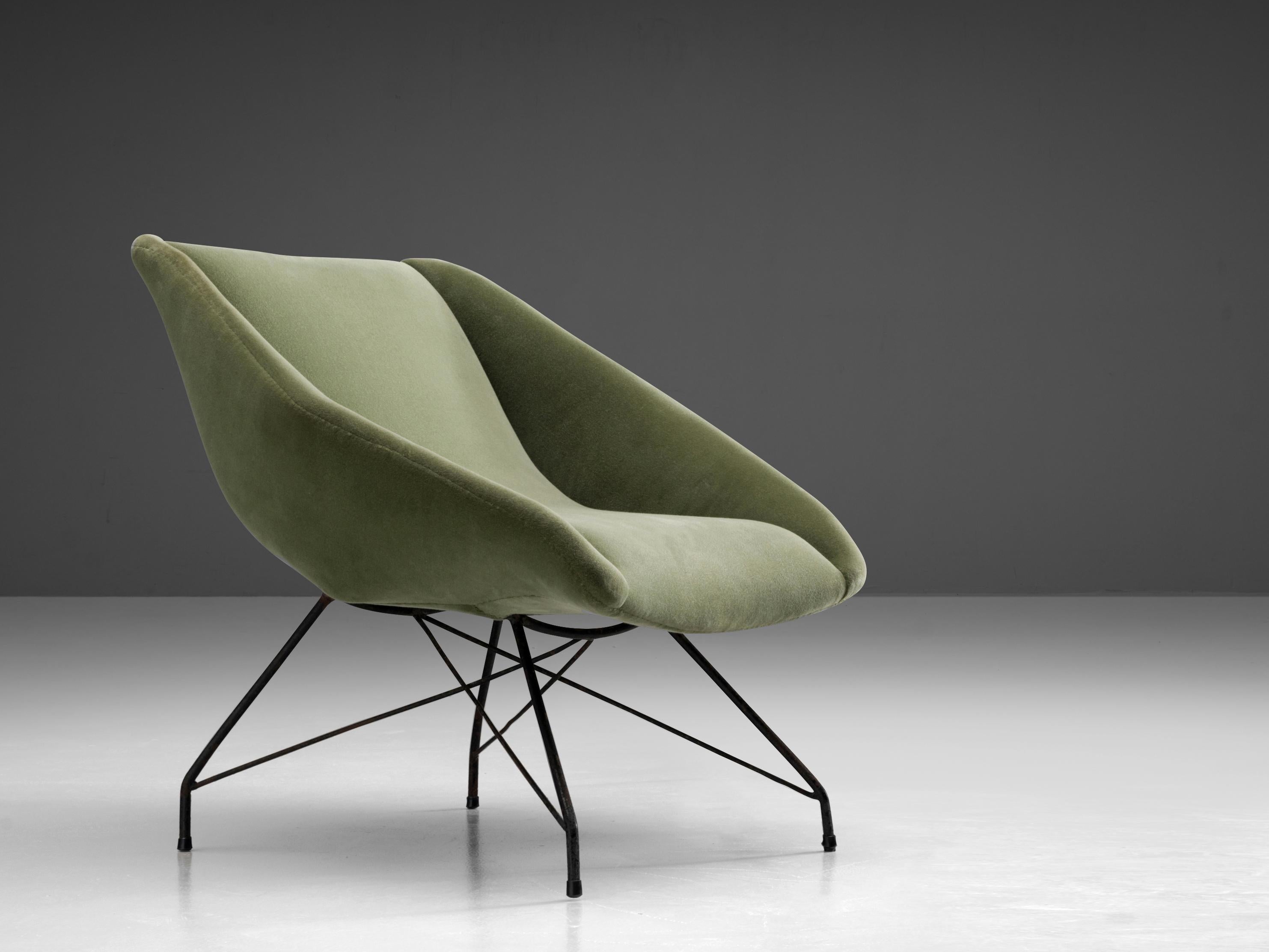 Carlo Hauner and Martin Eisler for Forma, lounge chair, coated iron, velvet, Brazil, 1950s

Elegant and modern armchair by Brazilian designer duo Hauner & Eisler. The thin, elegant frame is made in black coated iron. Due to the diagonal connection