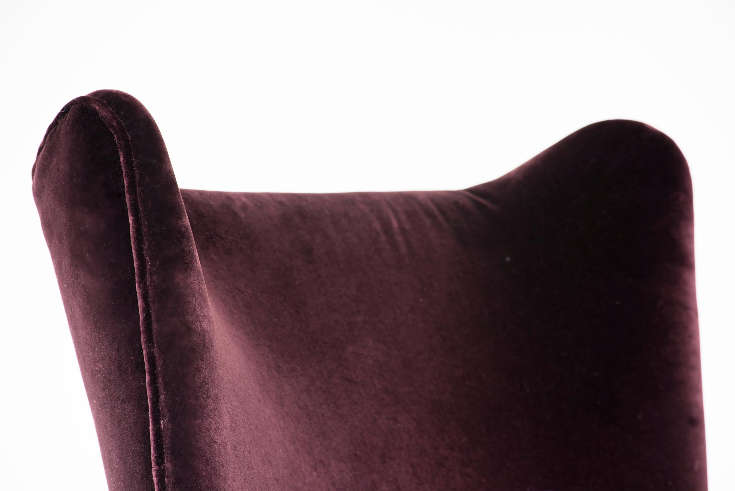 Martin Eisler (1913-1977) & Carlo Hauner (1927-1997)

Ensemble fauteuil et repose-pieds
Fabriqué par Forma Moveis, 
Brésil, 1950
Structure en fer, revêtement en tissu
Paire de fauteuils en velours violet de style moderne du milieu du siècle,