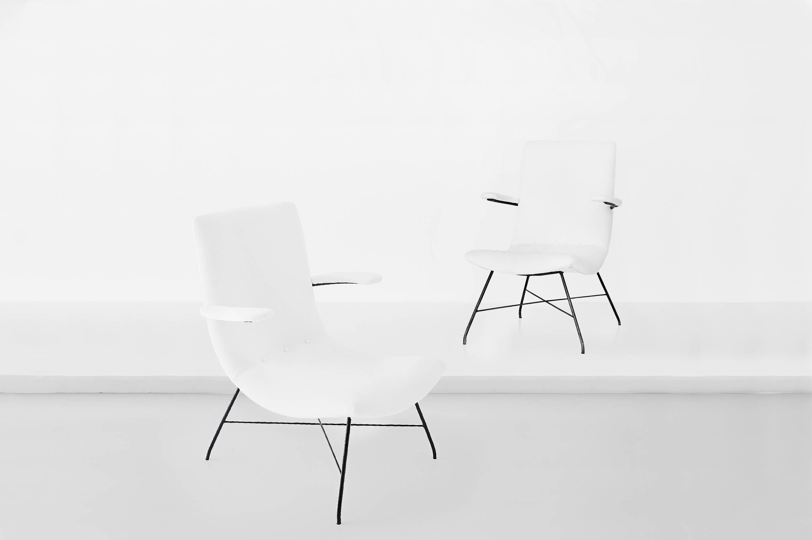 Martin Eisler (1913-1977) & Carlos Hauner (1927-1997)

Paire de chaises longues
Fabriqué par Forma Moveis
Brésil, années 1950
Métal peint en noir, revêtement en tissu

Mesures
65 cm x 64 cm x 90 H cm.
25.5 po x 25 po x 35,4 po