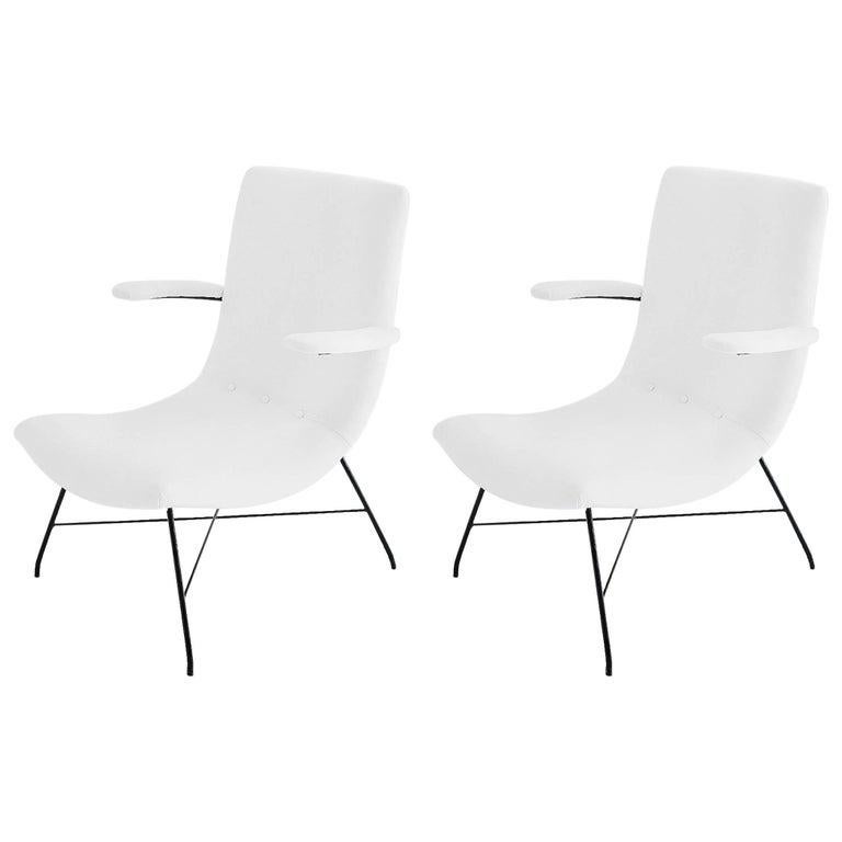 Brésilien Paire de chaises longues blanches brésiliennes mi-siècle de Martin Eisler & Carlo Hauner en vente