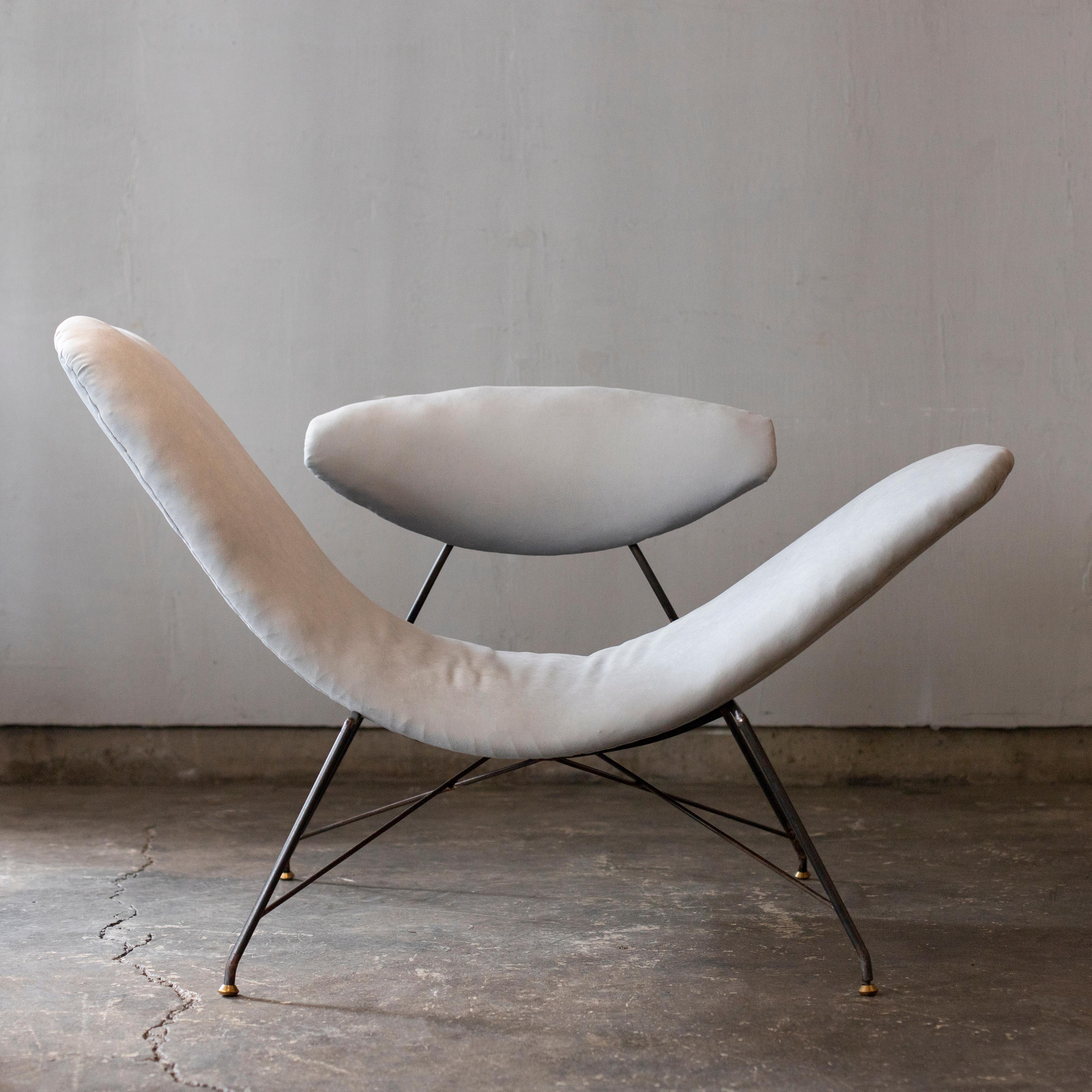 L'une des chaises les plus emblématiques du milieu du siècle brésilien, conçue par Martin Eisler et Carlo Hauner pour Forma dans les années 1950.
Structure en fer, pieds en laiton et revêtement en velours gris clair.
  