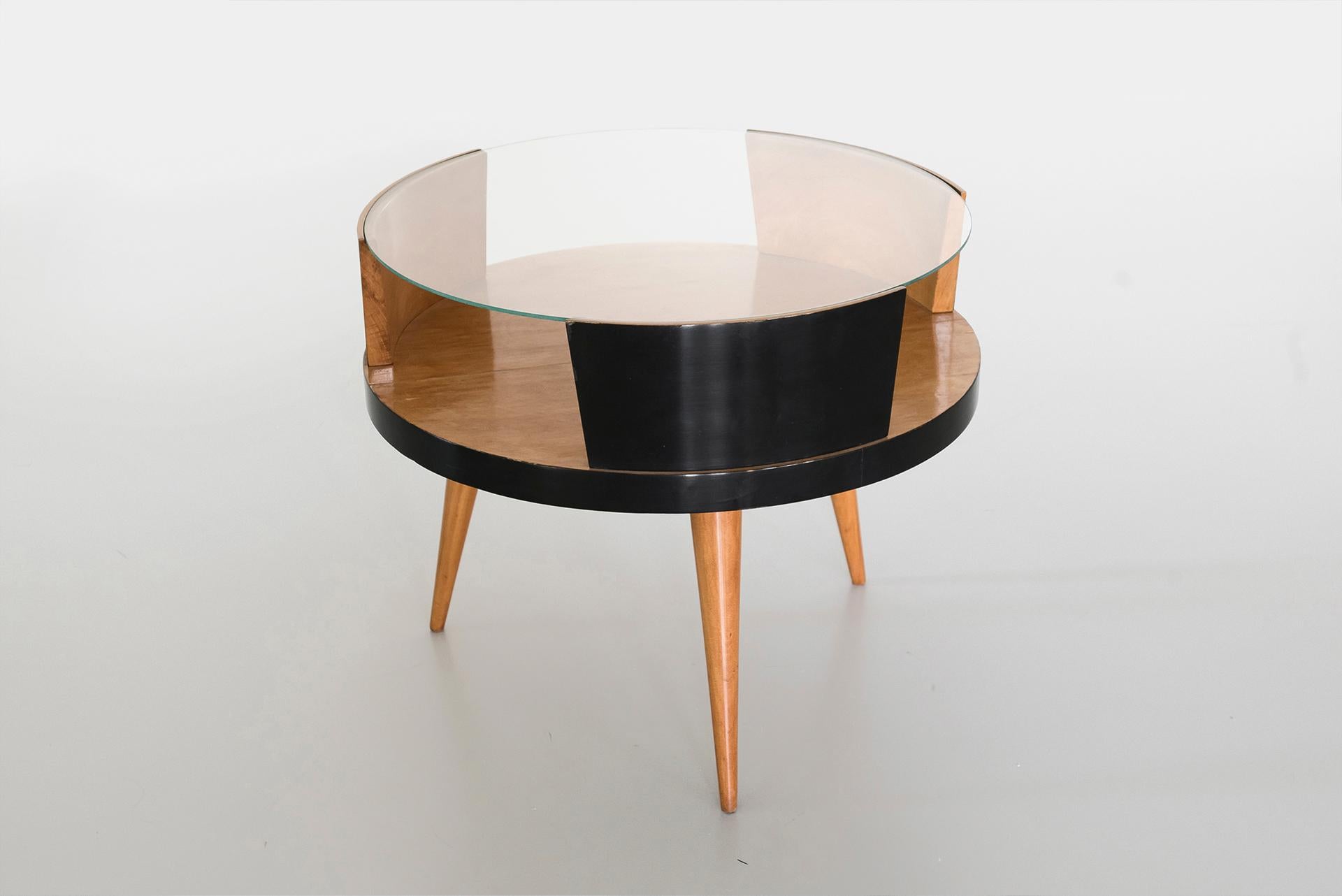 Martin Eisler (1913-1977) & Carlo Hauner (1927-1997)

Tavolino da caffè
Prodotto da Forma Moveis
Brasile, anni '50
Legno ebanizzato, piano di vetro
Tavolino da caffè brasiliano dal design del Medioevo. 

Misure
60 cm di diametro x 49 di