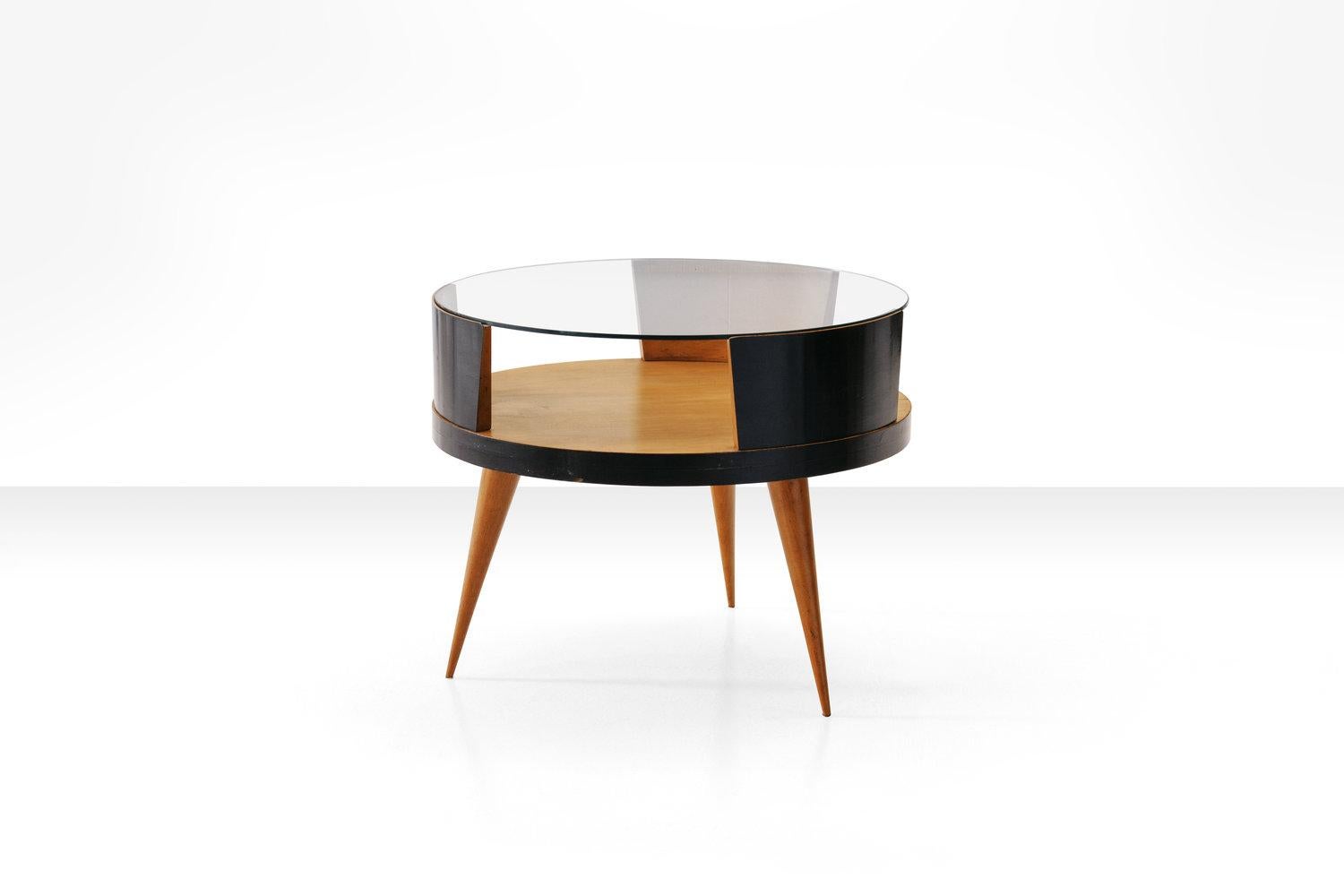 Martin Eisler coffee table in Caviuna wood and glass, Brazil 1950s

This small coffee table is designed by Martin Eisler and Susi Aczel for Forma. The coffee table consists of a wooden base supported by three delicate tapered legs giving the table