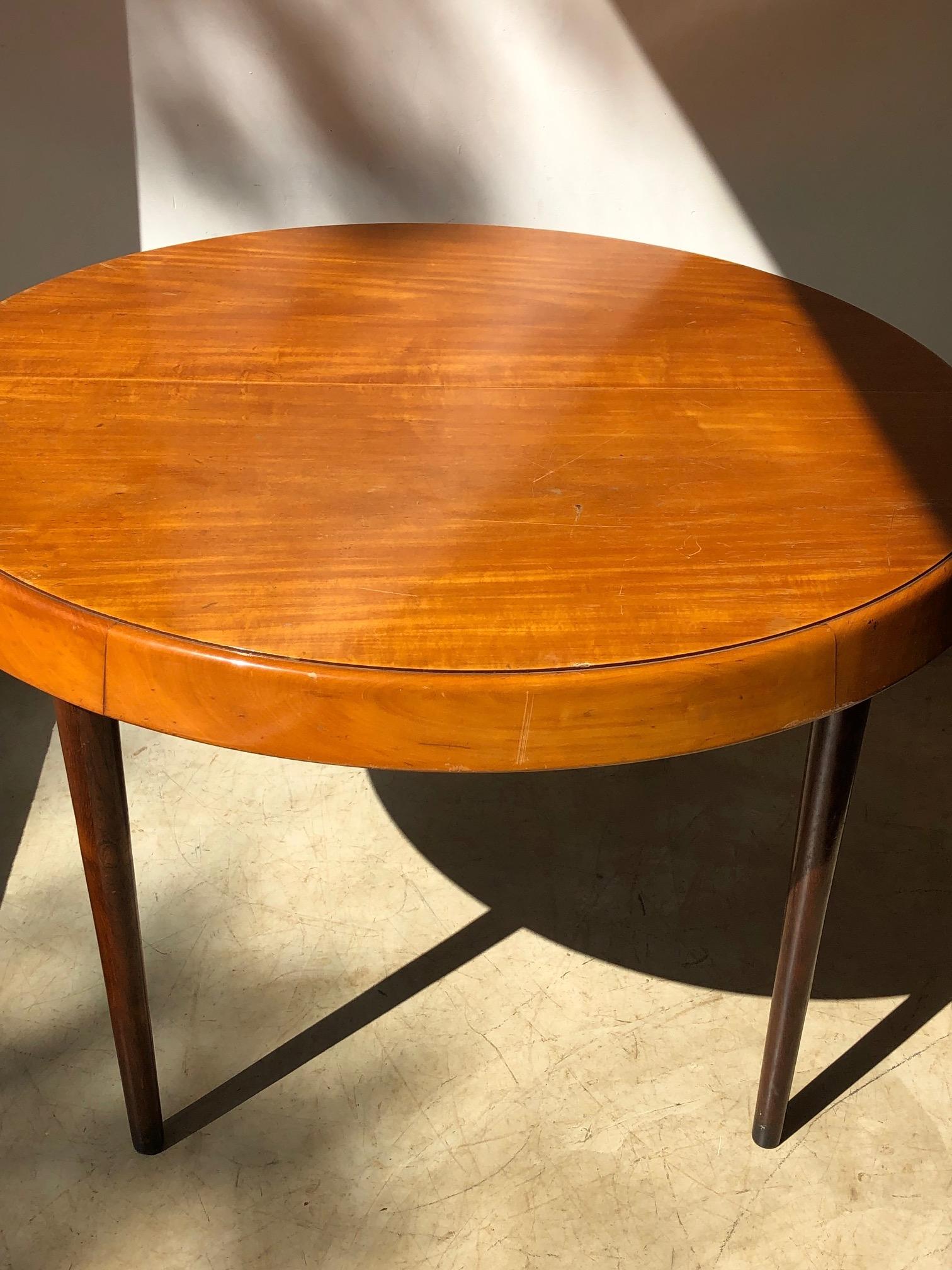 Martin Eisler for Forma. Brazilian modernist extendible round dining table. Pau marfim wood top and solid wooden structure. This table reaches 1,60m when its open. It features the manufacture Forma S.A stamp.