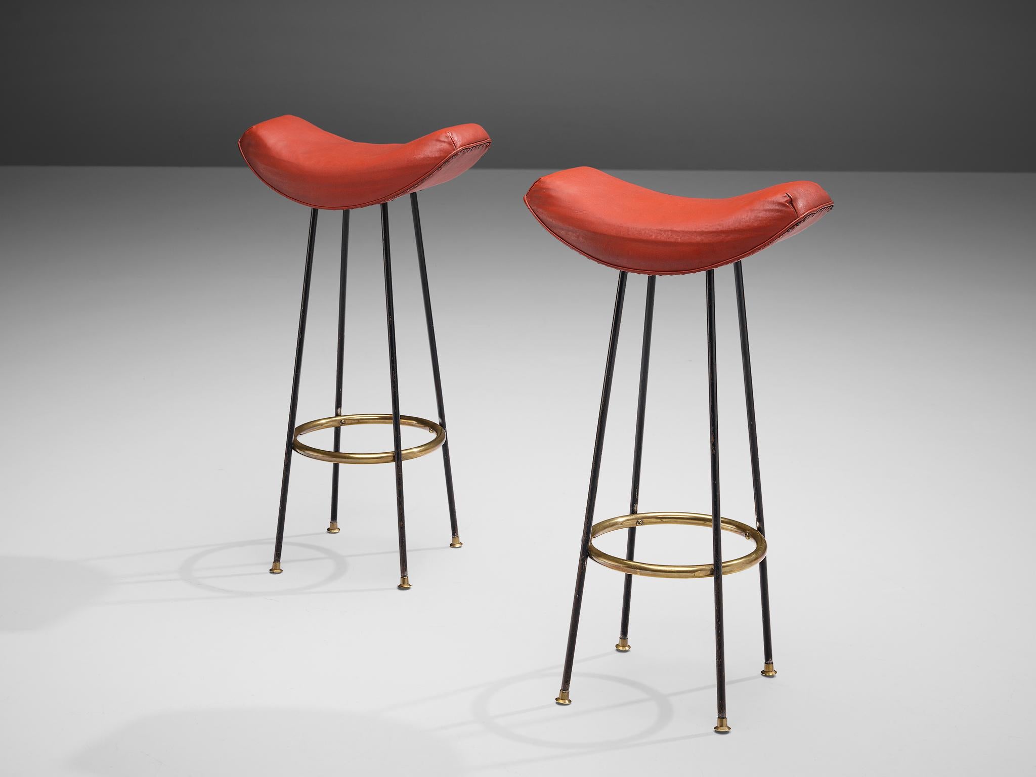 Martin Eisler for Forma, pair of bar stools, brass, metal, leather, Brazil, 1950s.

Pair of bar stools by Martin Eisler in the 1950s. The pair of bar stools has a conspicuous form, the seat is curved with both ends turning upwards, as well as an