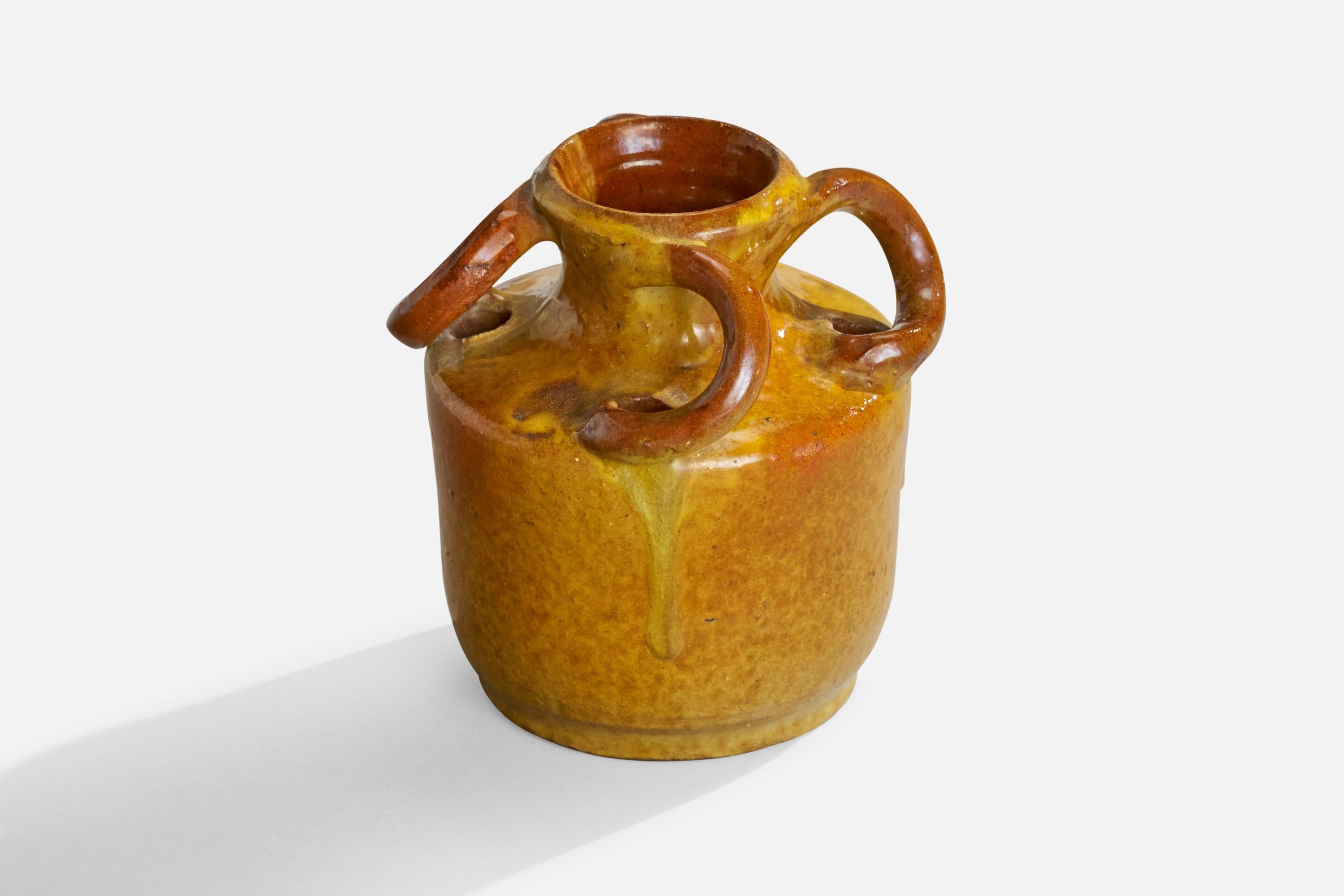 Vase en céramique jaune orangé conçu et produit par Martin Flodén, Arvika, Suède, vers les années 1930.
