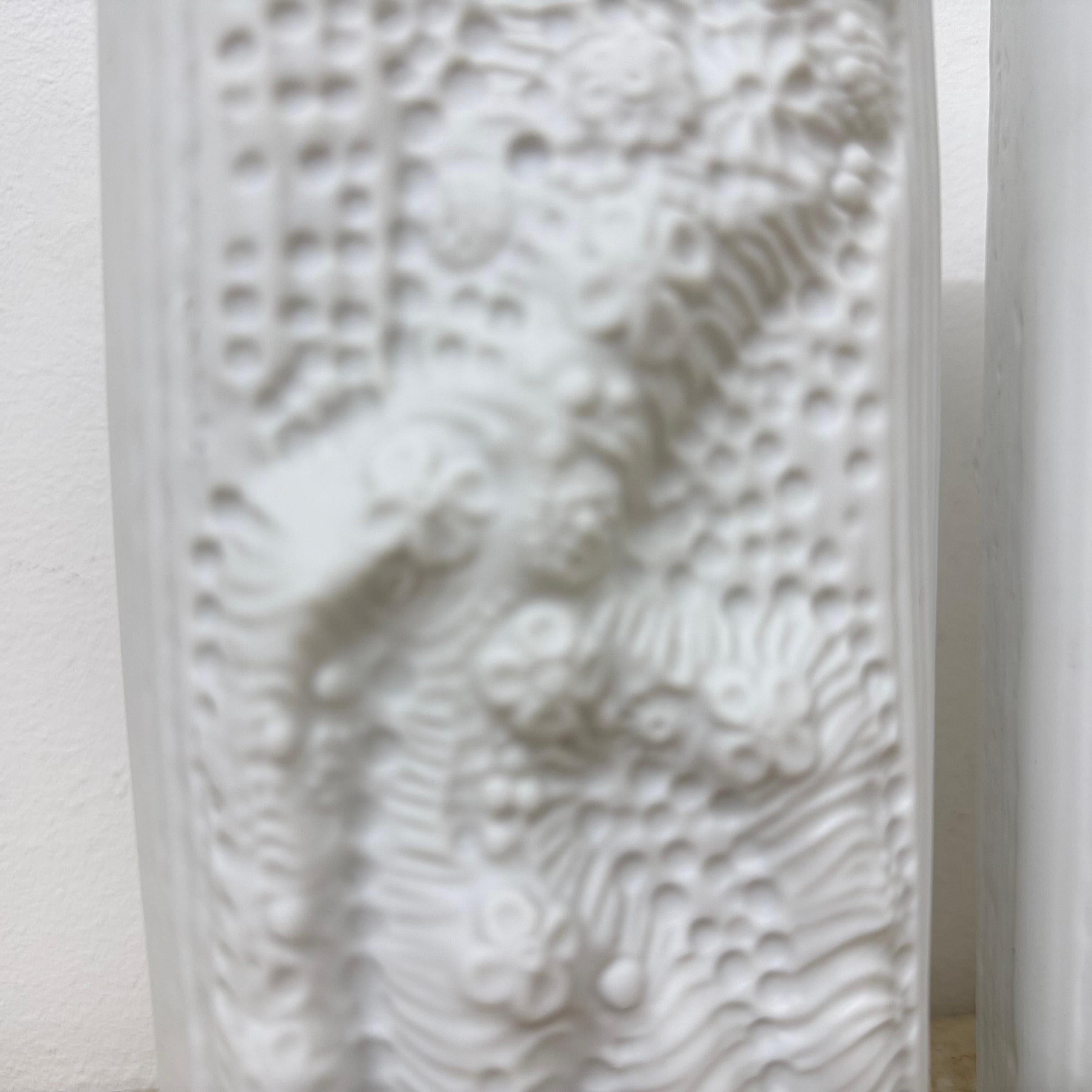 Martin Freyer per Rosenthal Vaso di Bisquit Reliëf Azu Op Art anni '70 In condizioni buone in vendita a Delft, NL