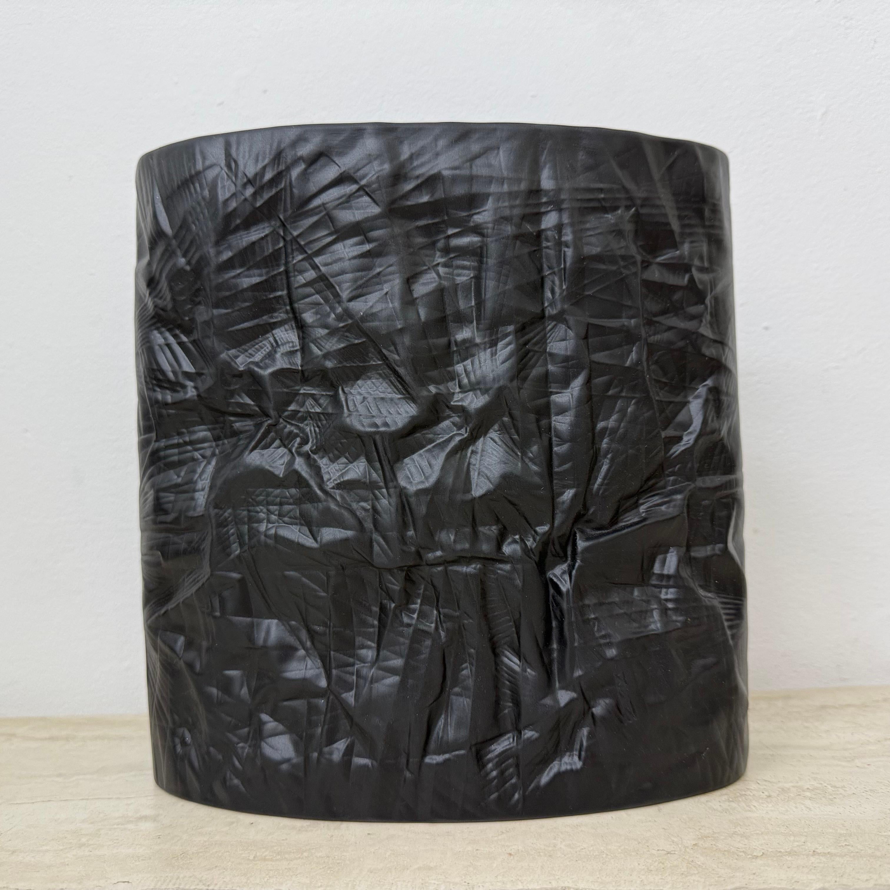 Martin Freyer Rosenthal Bisque Porcelaine Noire Papierrelief Vase Op Art 1970s (Ende des 20. Jahrhunderts) im Angebot