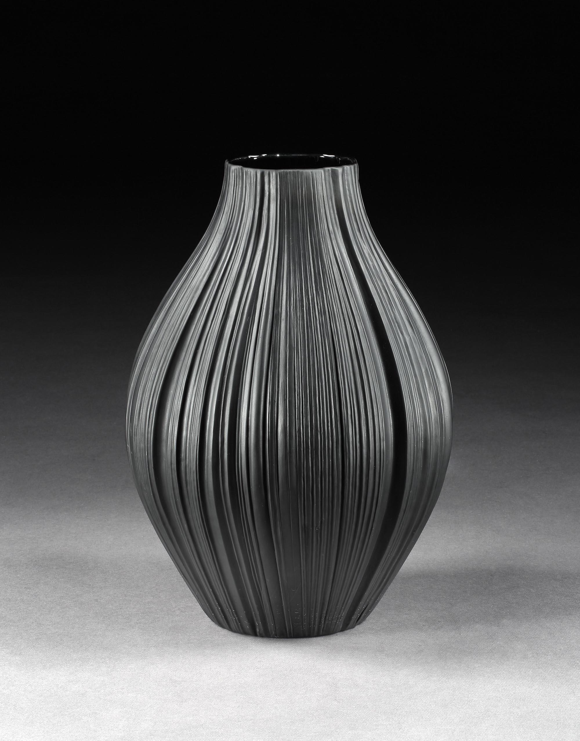 Martin Freyer pour le Studio Rosenthal : Vase massif, noir, en porcelaine, plissé ou plissé, 1968

- Le vase plissé est connu comme la meilleure œuvre de Martin Freyer, qui travaille sur le thème ancien du drapé dans l'art.
Freyer a travaillé en