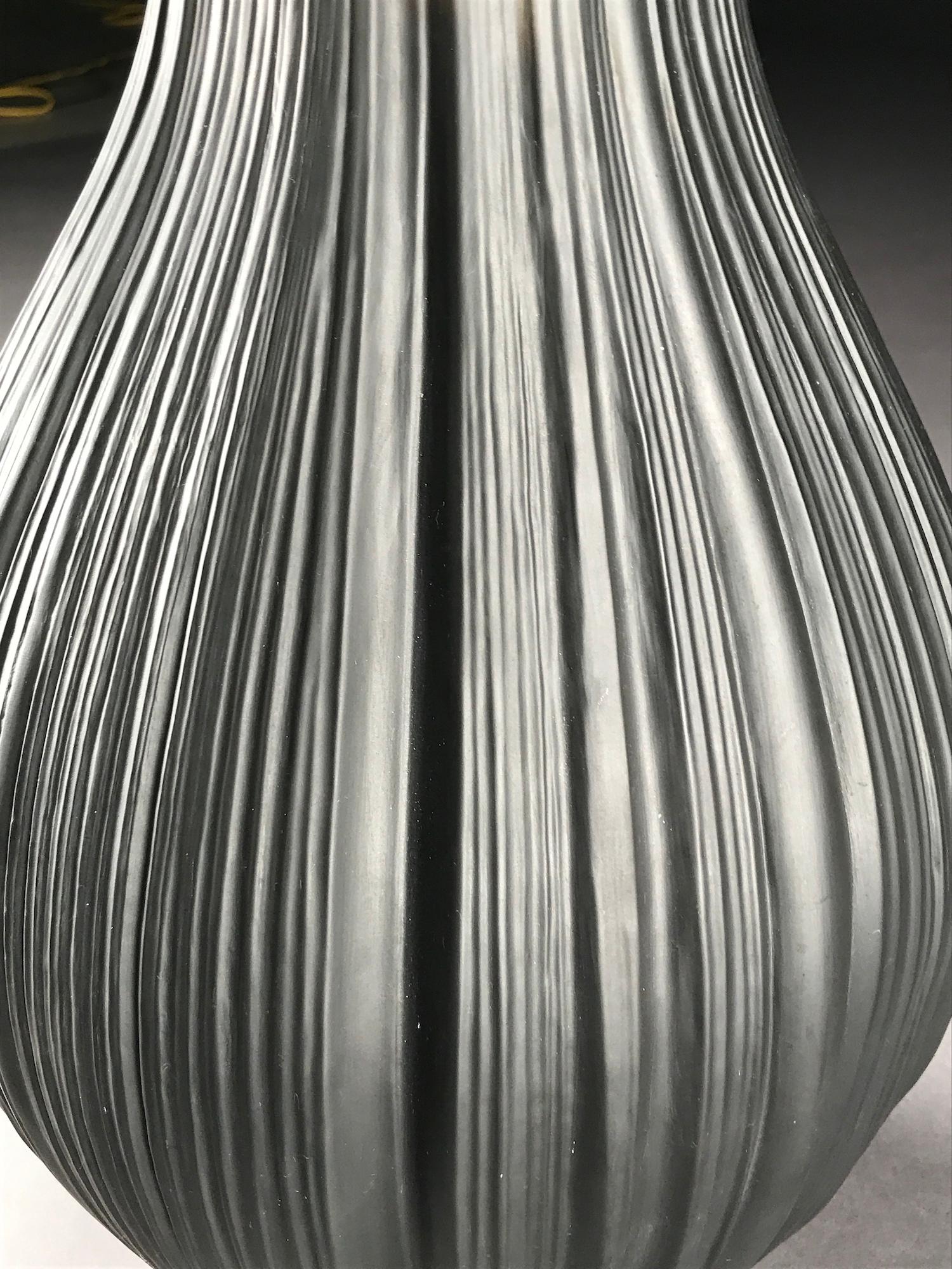 Martin Freyer-Vase aus Porzellan, plissiert, Plissee, Schwarz 1968 (Moderne der Mitte des Jahrhunderts) im Angebot