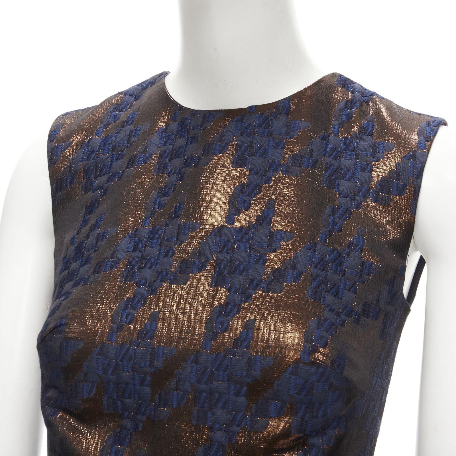 Martin GRANT metallic copper navy houndstooth jacquard midi dress FR34 XS
Référence : AAWC/A00185
Marque : Martin Grant
MATERIAL : Acrylique, polyester
Couleur : marron, marine
Motif : Pied de poule
Fermeture : Zip
Doublure :  Acétate
Détails