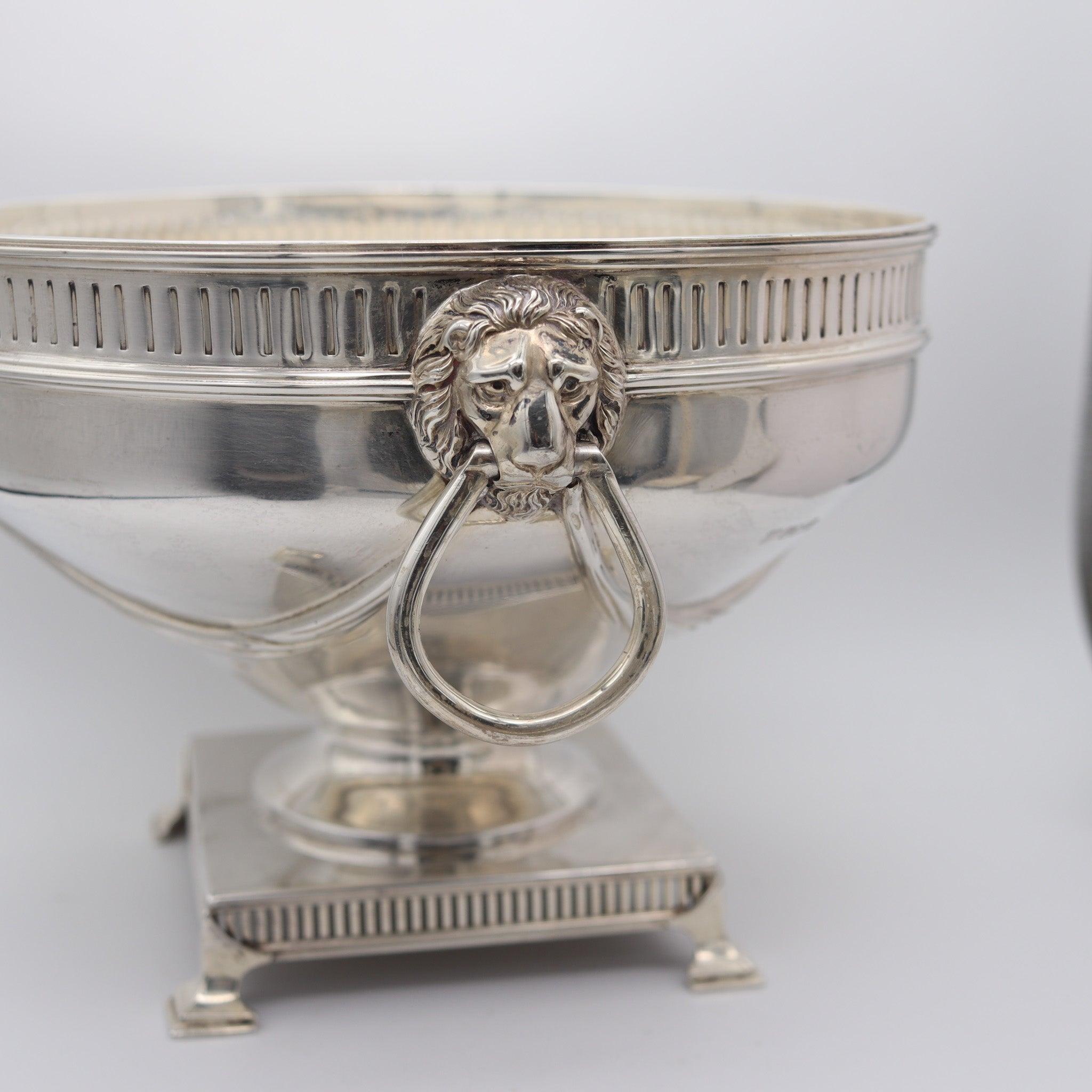 Un bol de centre de table conçu par Martin Hall & Company.

Il s'agit d'un magnifique bol central néoclassique créé à Sheffield, en Angleterre, par la société Martin Hall & Company, en 1911. La pièce maîtresse a été fabriquée de main de maître