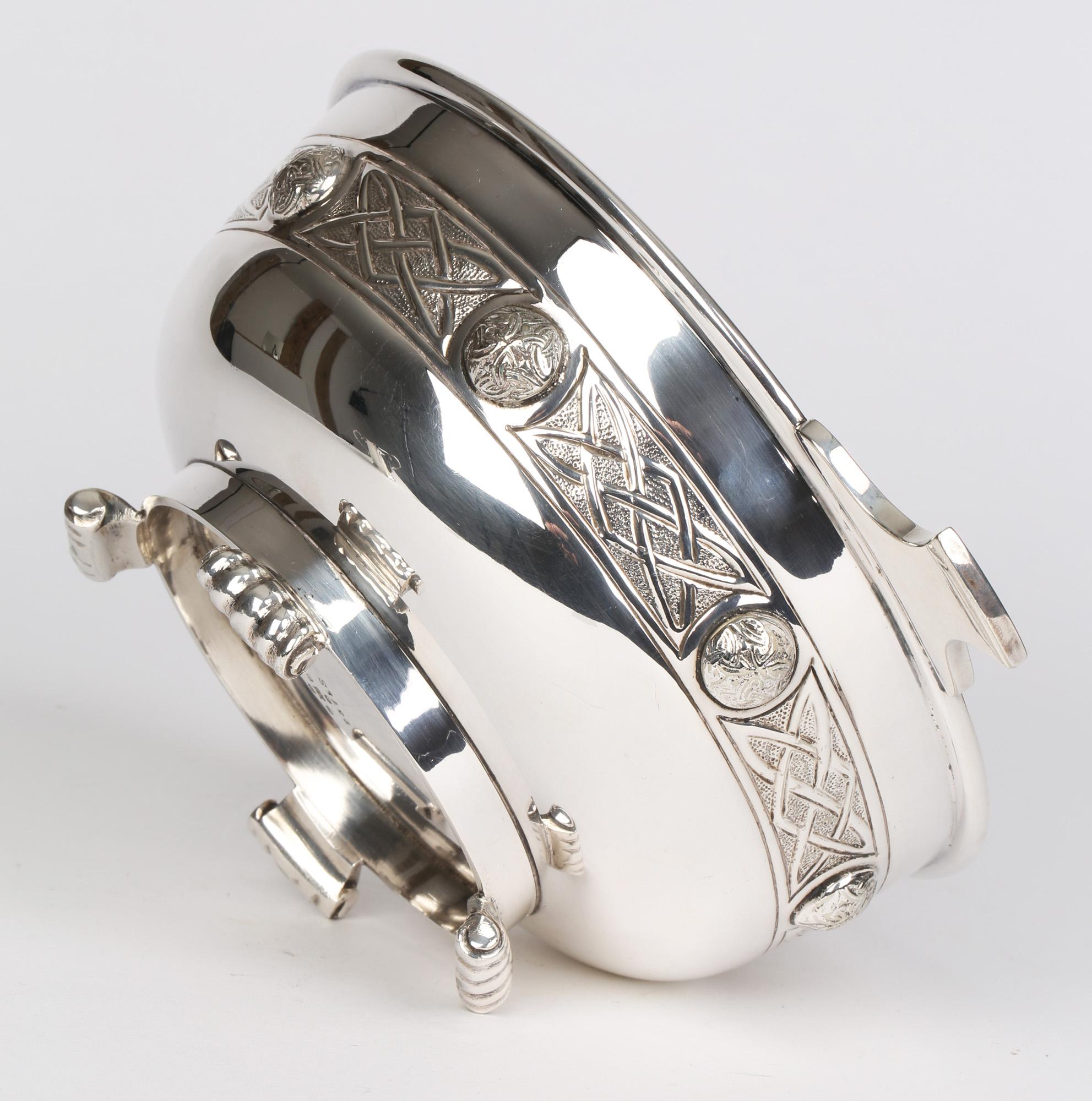 Anglais Grande Quaiche Arts & Crafts en métal argenté de style néo- celtique, Martin Hall & Co en vente