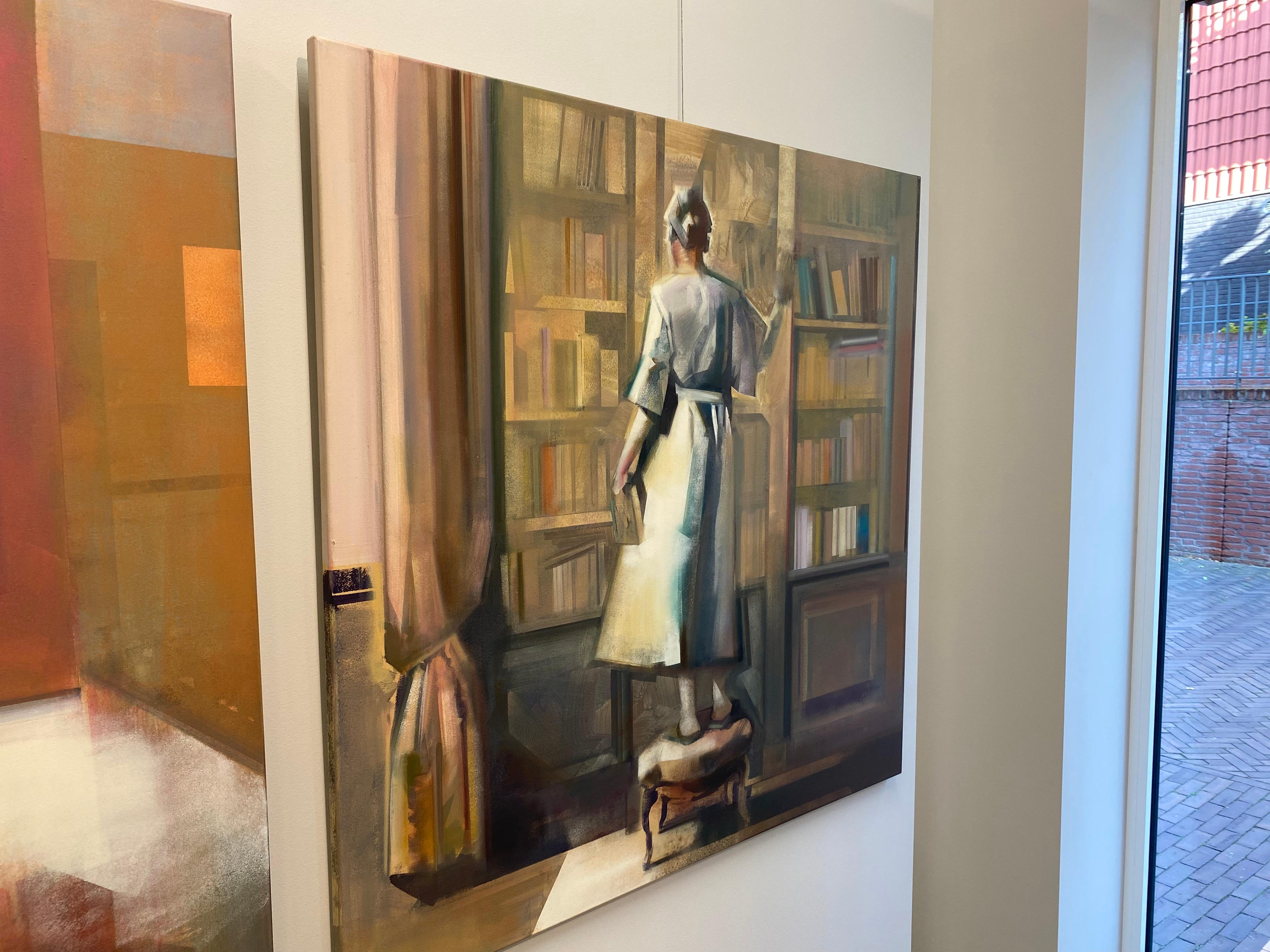 Organiser mes étagères - Abstrait figuratif du 21e siècle - Fille dans une bibliothèque en vente 3