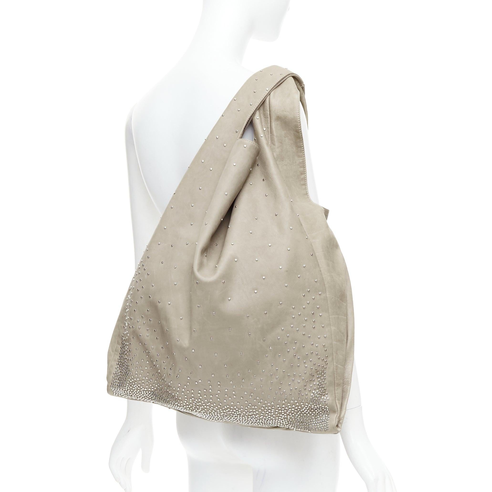 MARTIN MAISON MARGIELA Line 11 beige micro stud leather tote bag
Reference: LAYU/A00051
Brand: Maison Margiela
Collection: Line 11
Material: Leather
Color: Beige, Silver
Pattern: Studded
Lining: Beige Fabric
Extra Details: Gradient studded