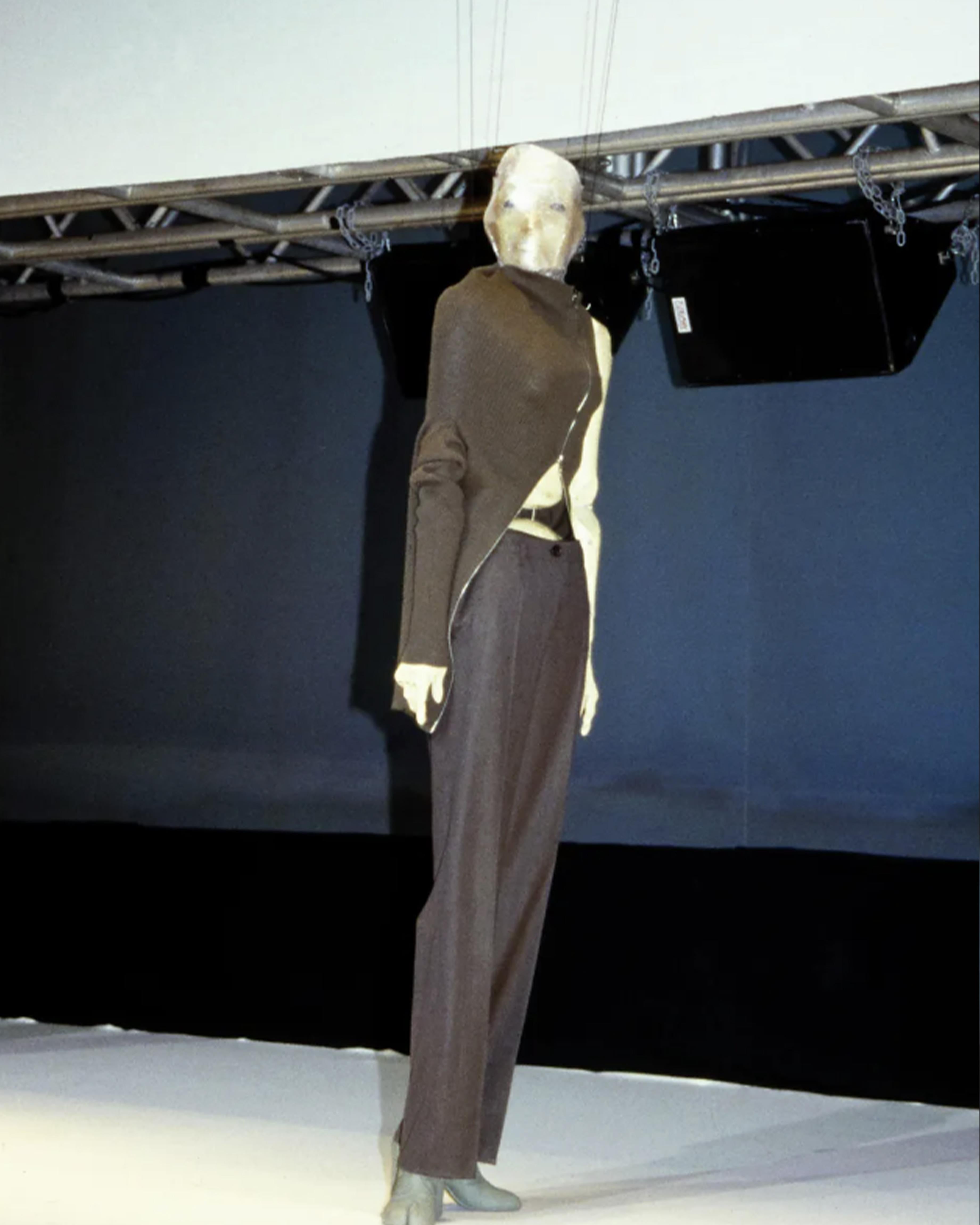 - Designed by Martin Margiela
- A/I 1998
- Runway piece
- Maglione dolcevita in cotone verde
- Doppia cerniera in entrambe le direzioni
- Scollo gigante
- Vestibilità slim
- Design/One a righe
- Very good condition: missing composition label
-