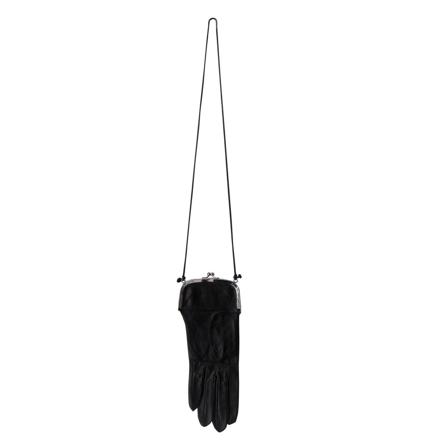 The Maison Martin Margiela Glove Bag from the Spring/Summer 1999 collection.
A similar model is illustrated in STREET, Maison Martin Margiela magazine, special edition, volumes 1&2, November 1999, s.p
No box incl. 