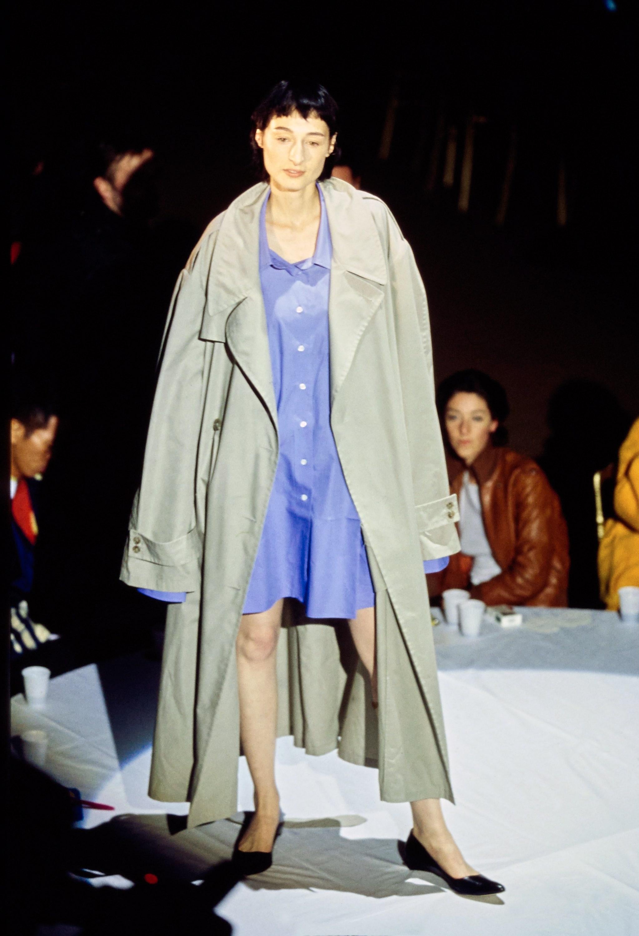 Schwarzer übergroßer Trenchcoat in Übergröße 74 von Martin Margiela, Frühjahr/Sommer 2000 im Zustand „Hervorragend“ im Angebot in London, GB