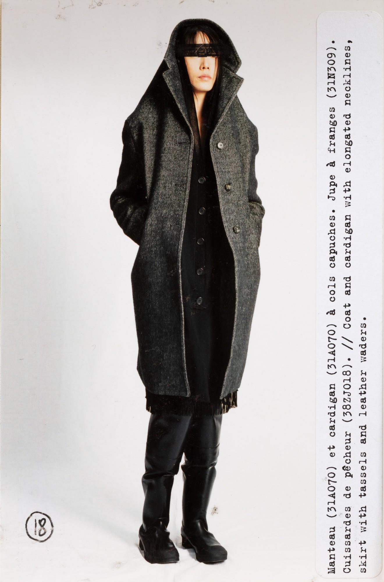 Nero Martin Margiela cappotto in lana grigio scuro con colletto allungato e cappuccio, fw 2005 in vendita