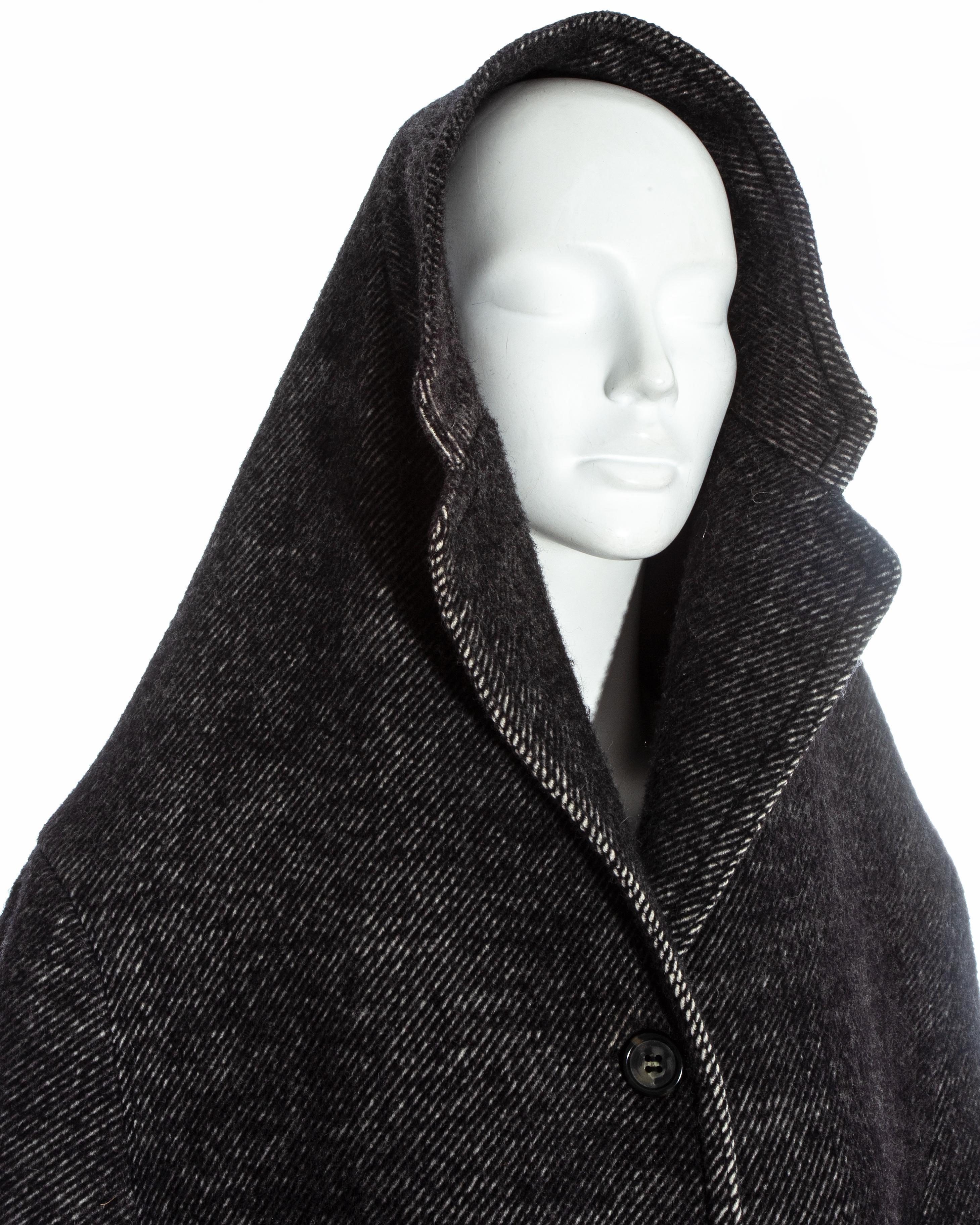 Donna Martin Margiela cappotto in lana grigio scuro con colletto allungato e cappuccio, fw 2005 in vendita